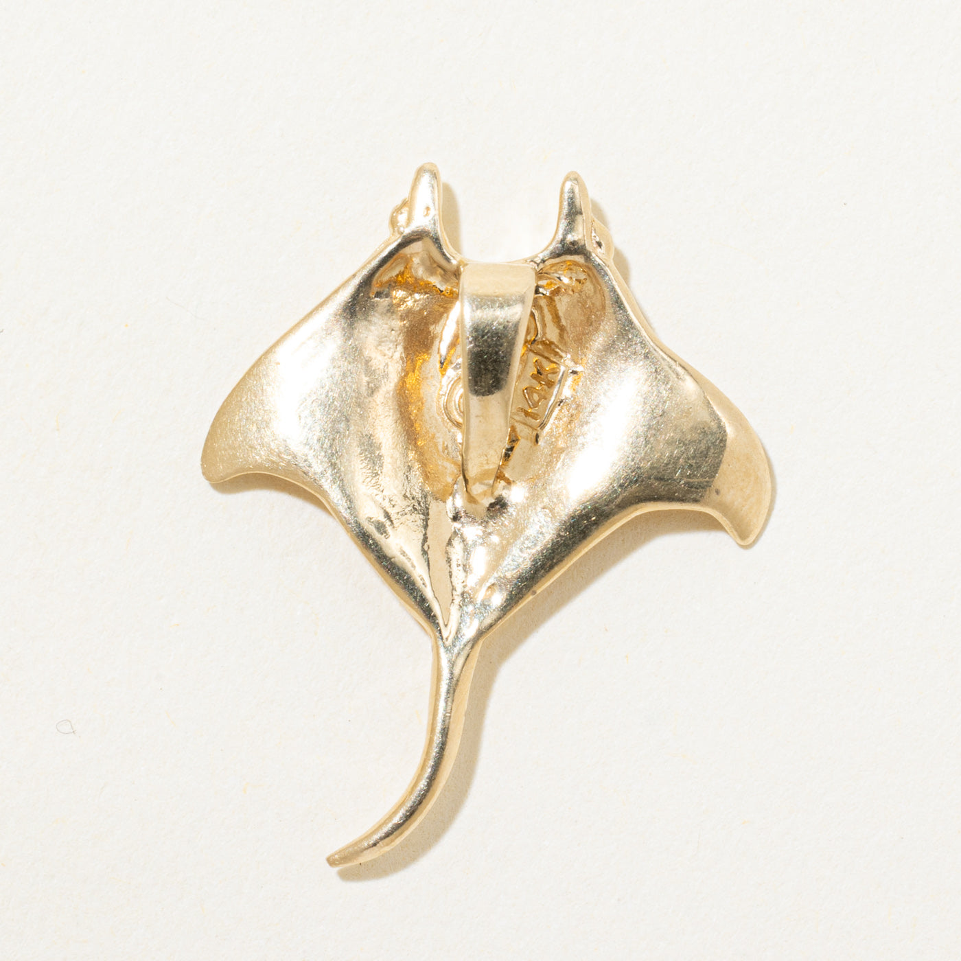 Pendentif en or jaune 14 carats en forme de raie