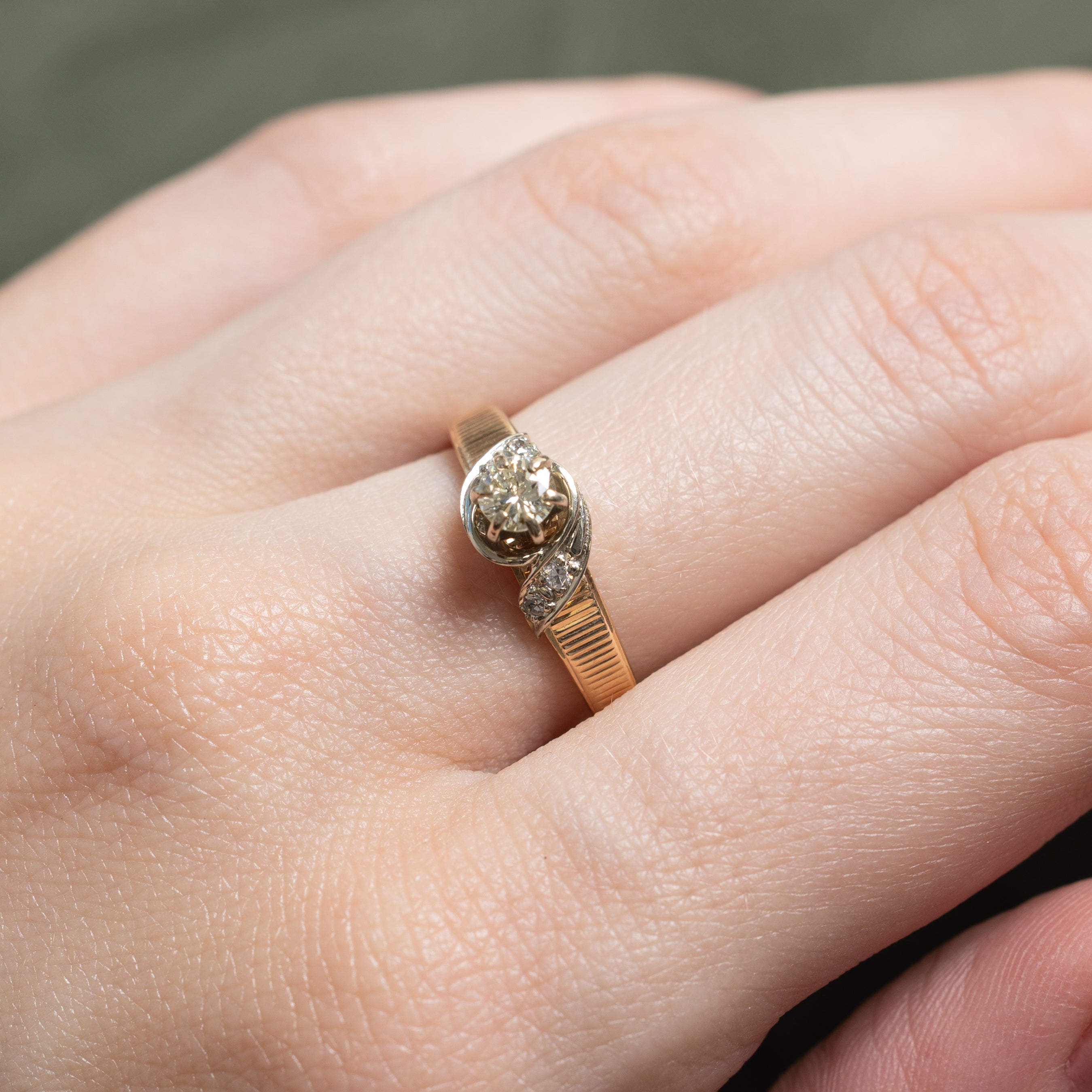 Two Tone Diamond Fluted Ring | 0.32ctw | SZ 6.5