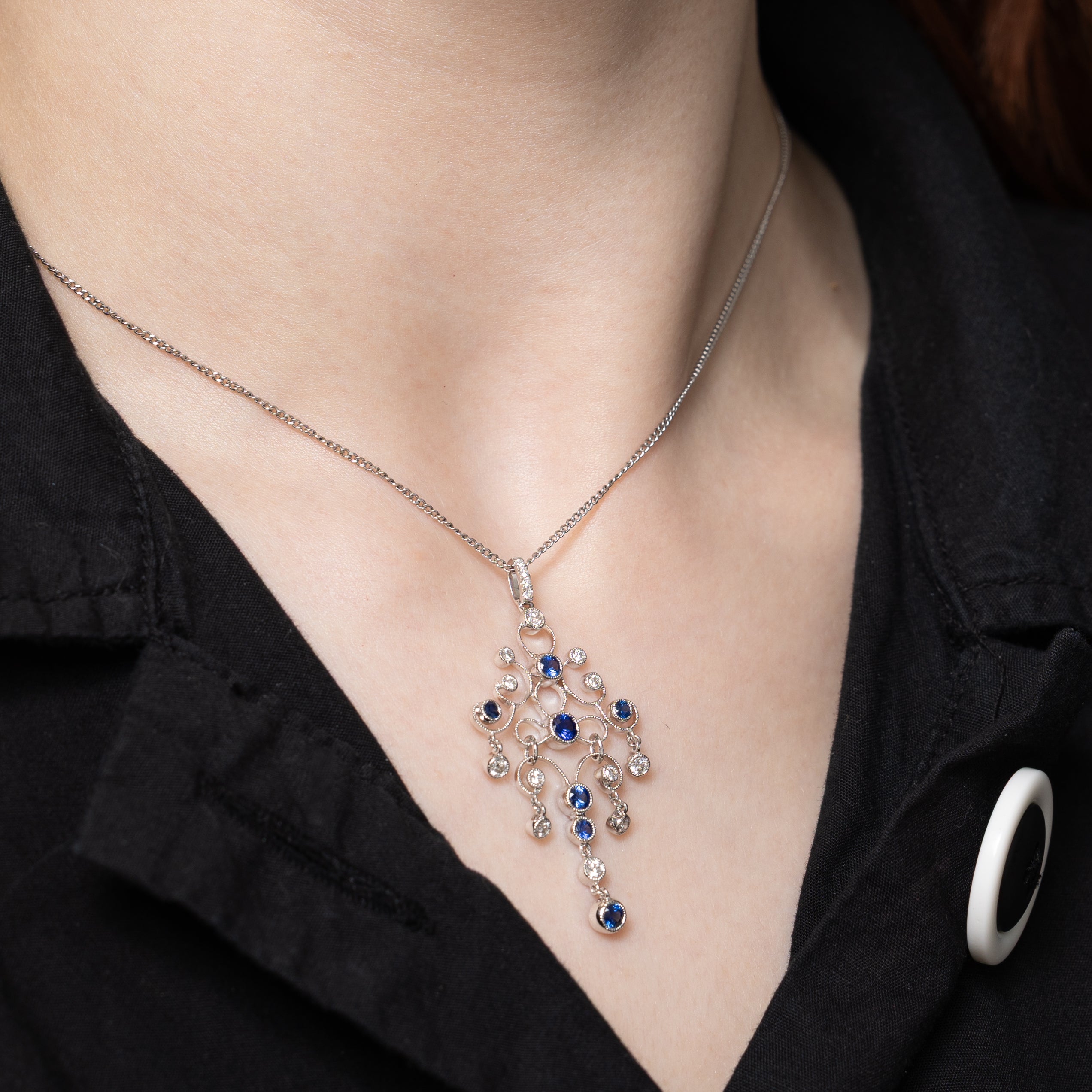Pendentif chandelier en or 18 carats serti clos de saphirs et diamants à effet milgrain | 0,69 ct, 0,26 ct