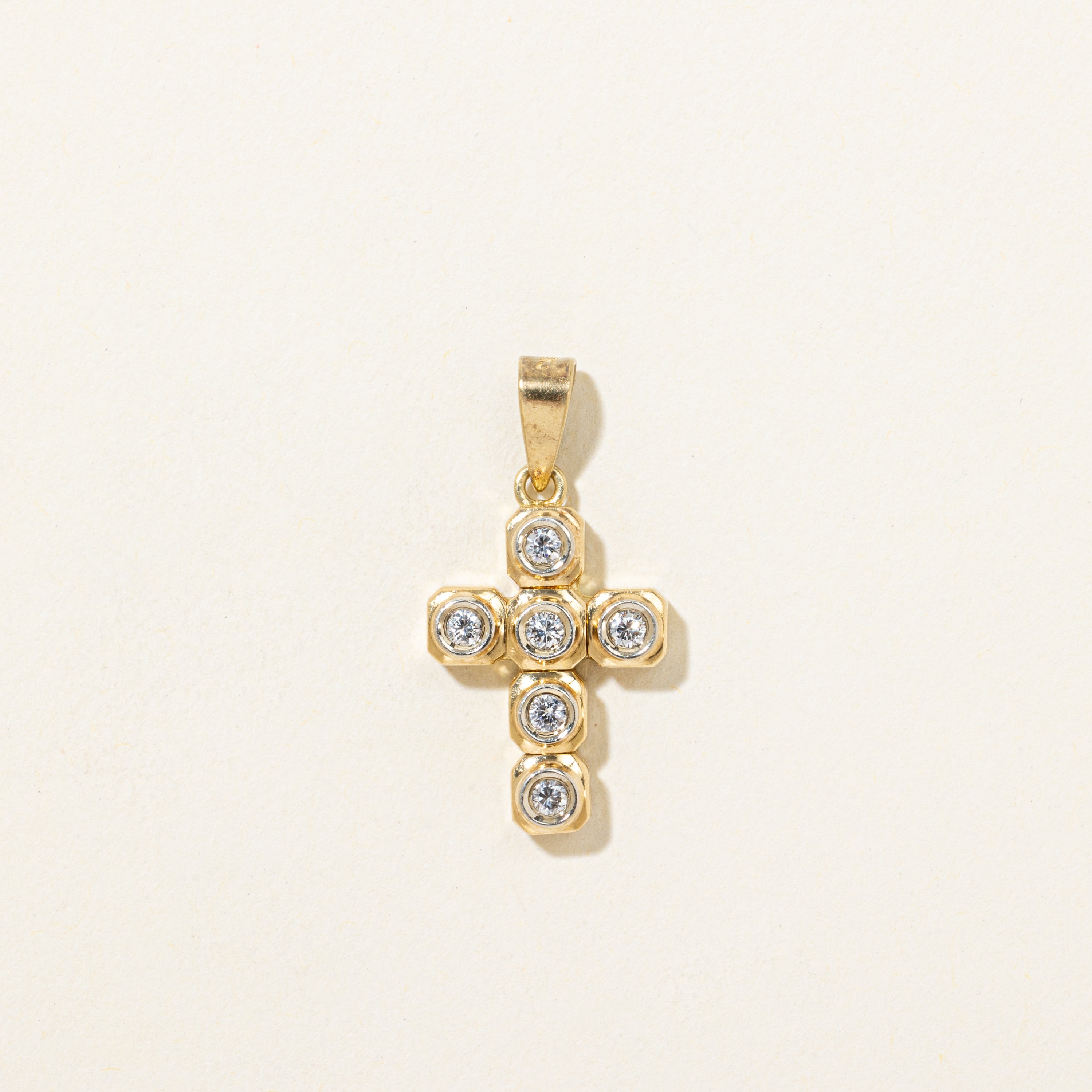 Pendentif croix en or 18 carats serti clos de diamants | 0,15 ct au total
