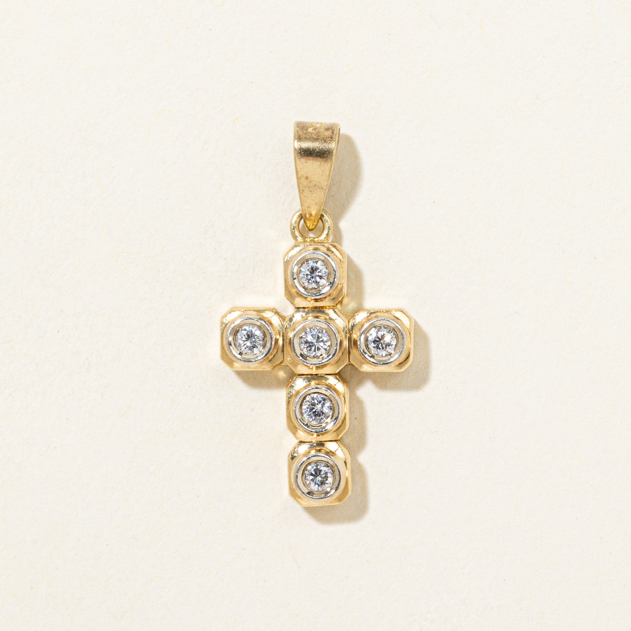 Pendentif croix en or 18 carats serti clos de diamants | 0,15 ct au total