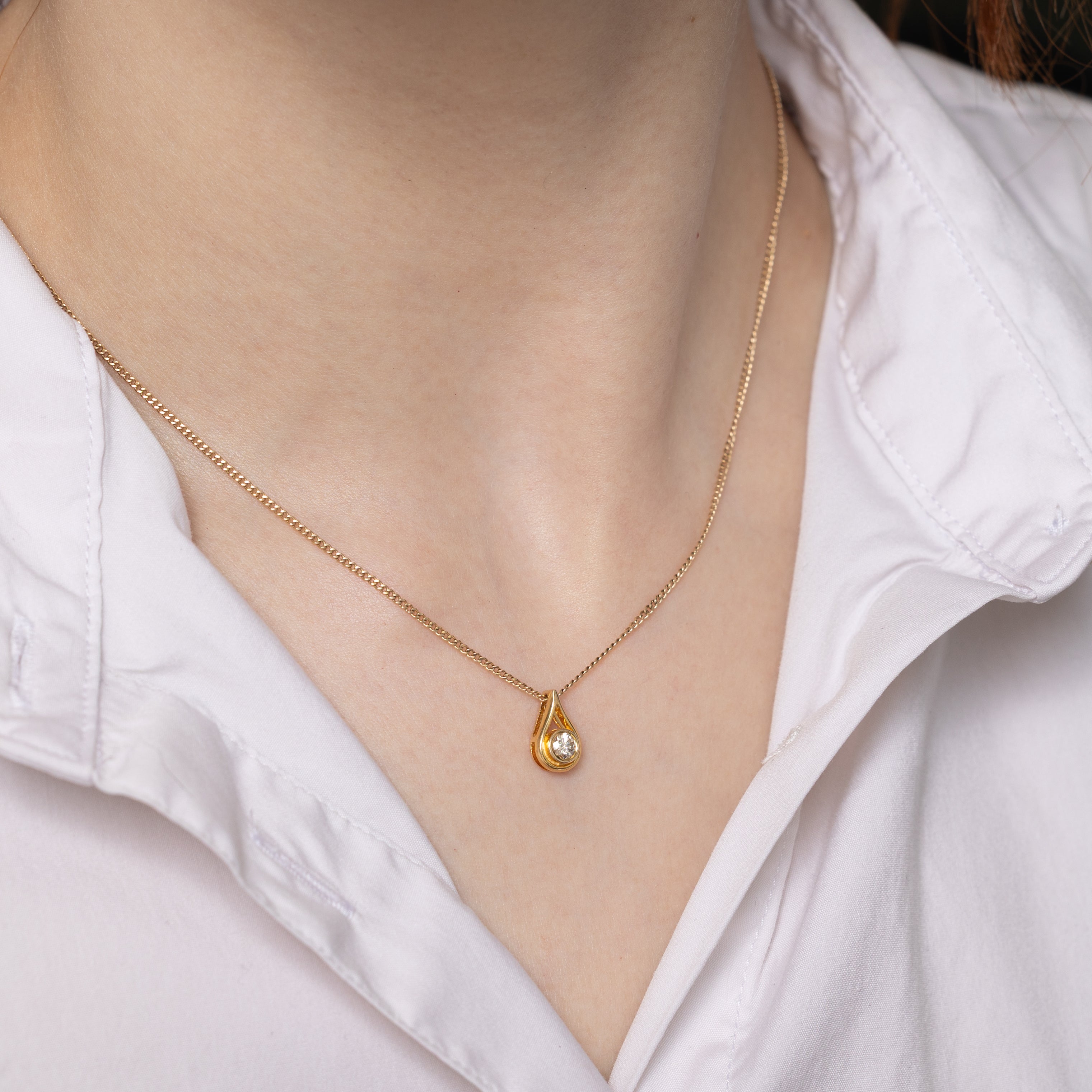 Pendentif en forme de poire serti clos avec diamants | 0,17 ct