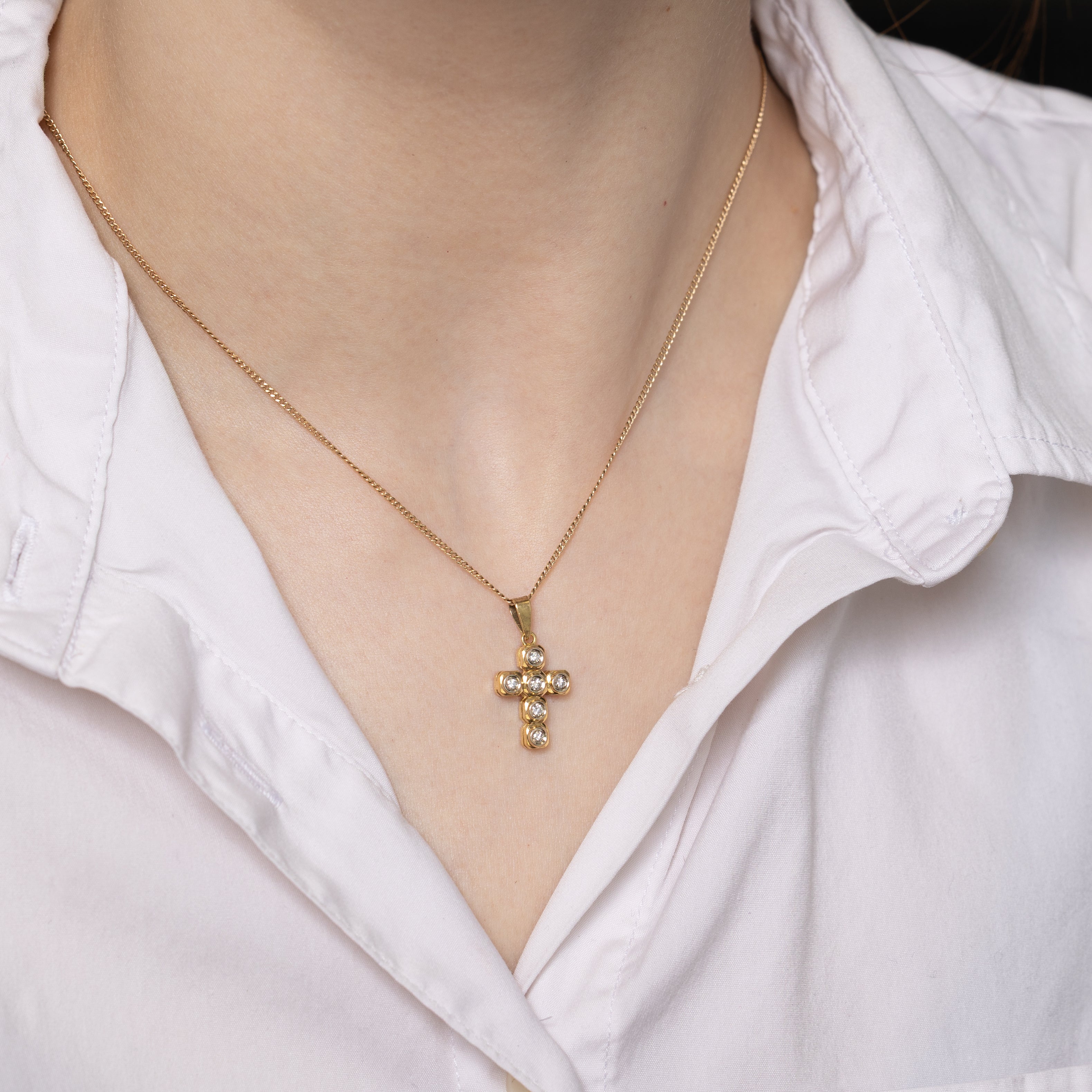 Pendentif croix en or 18 carats serti clos de diamants | 0,15 ct au total