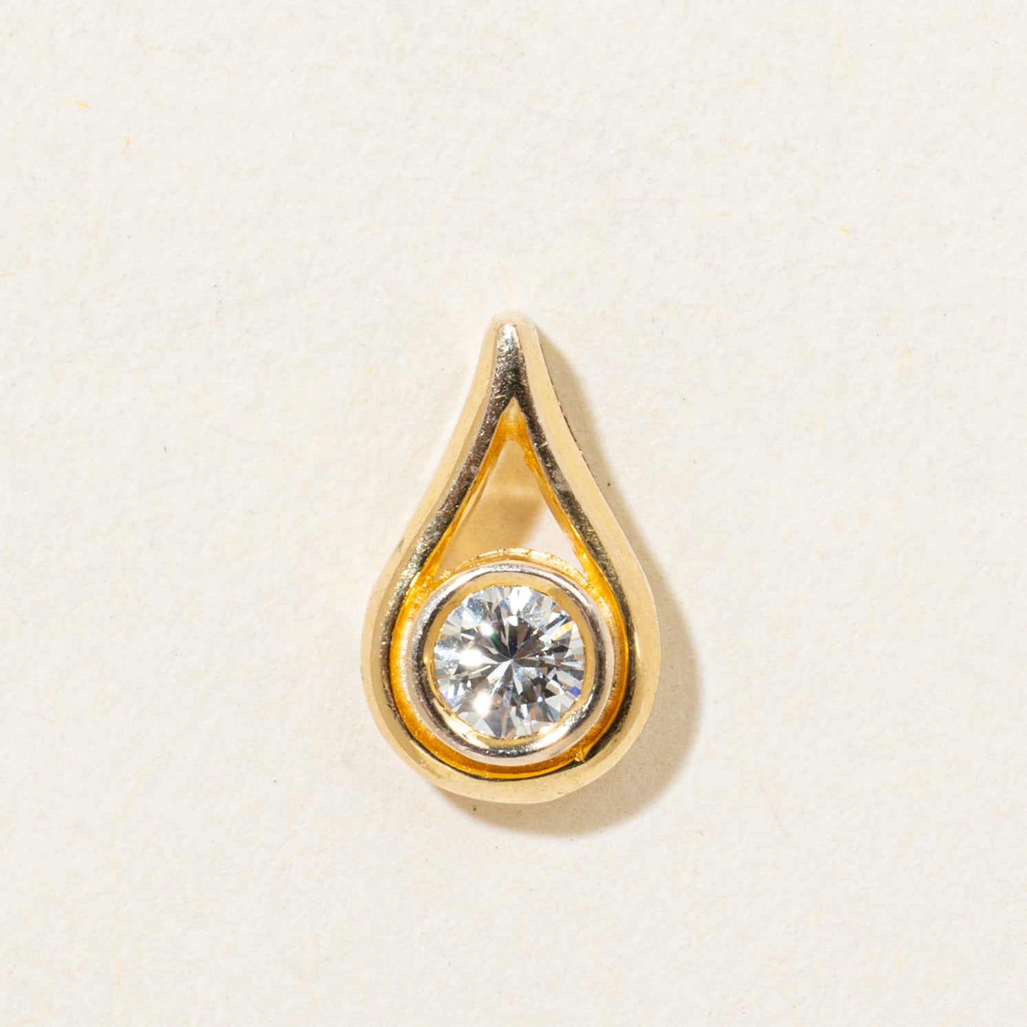 Pendentif en forme de poire serti clos avec diamants | 0,17 ct