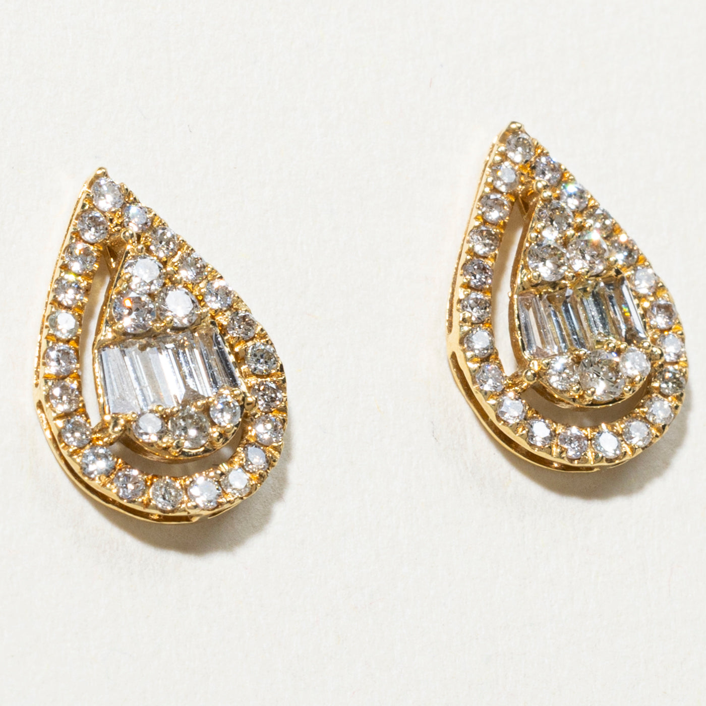 Boucles d'oreilles puces en or 18 carats serties de diamants en forme de poire | 1,00 ct au total