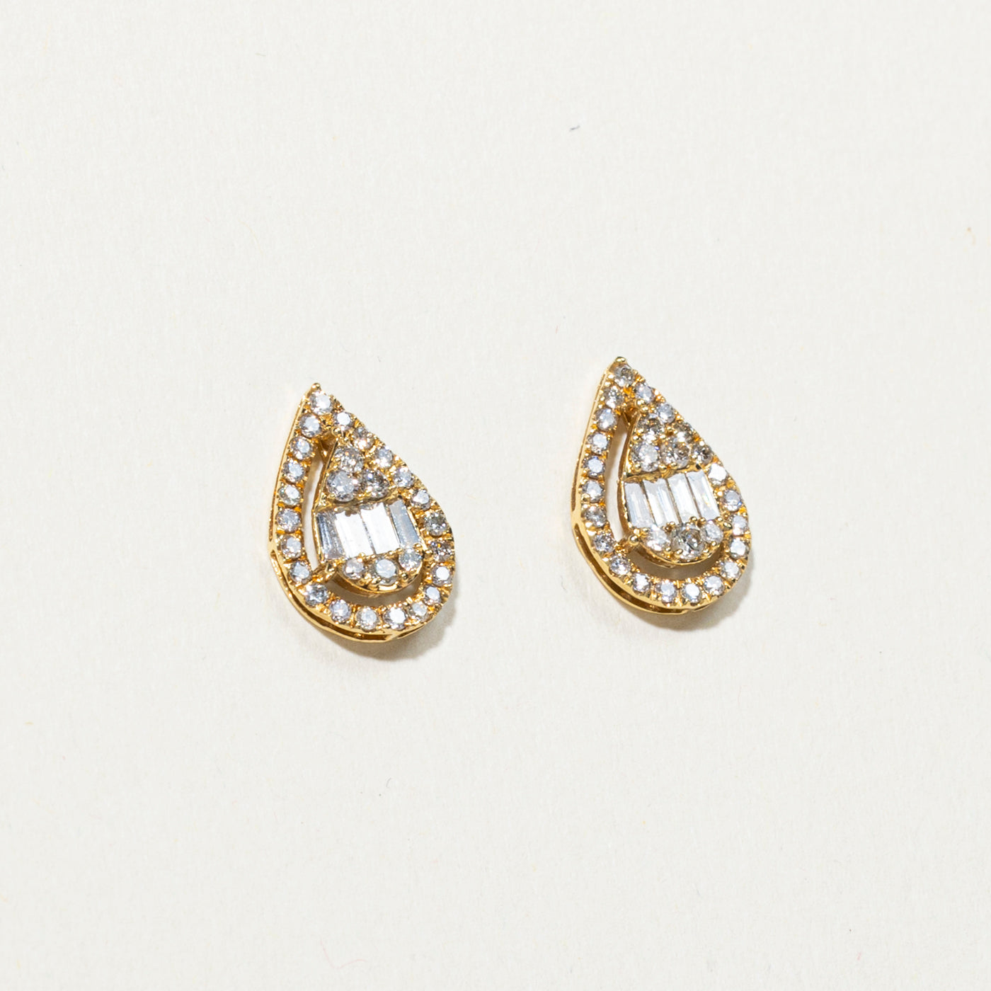 Boucles d'oreilles puces en or 18 carats serties de diamants en forme de poire | 1,00 ct au total