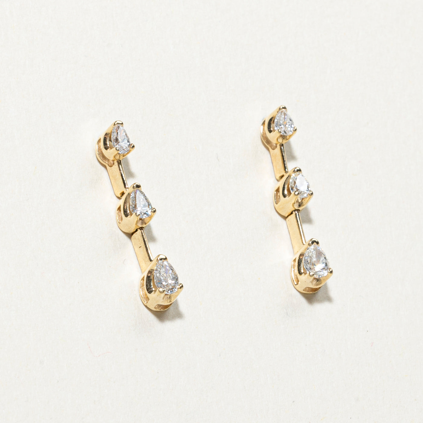 Boucles d'oreilles pendantes à trois diamants | 0,49 ct