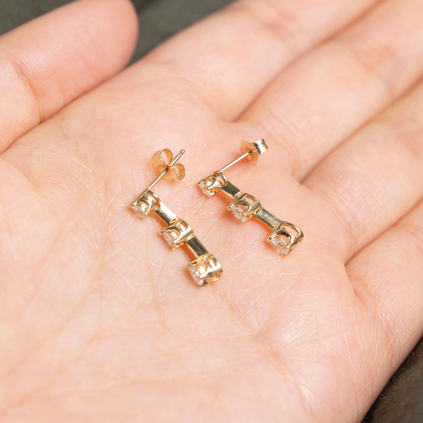 Boucles d'oreilles pendantes à trois diamants | 0,49 ct