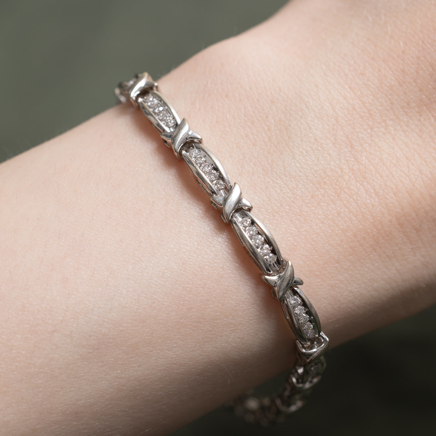 10K Channel Diamond Crossover Tennis Bracelet | 1.00ctw | 7"