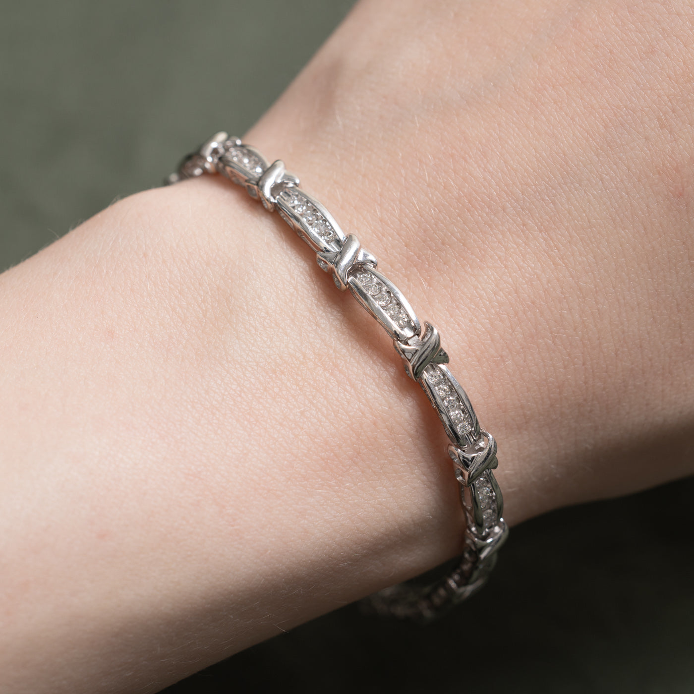 Bracelet tennis croisé en or 10 carats serti de diamants | 0,84 ct au total | 17,8 cm