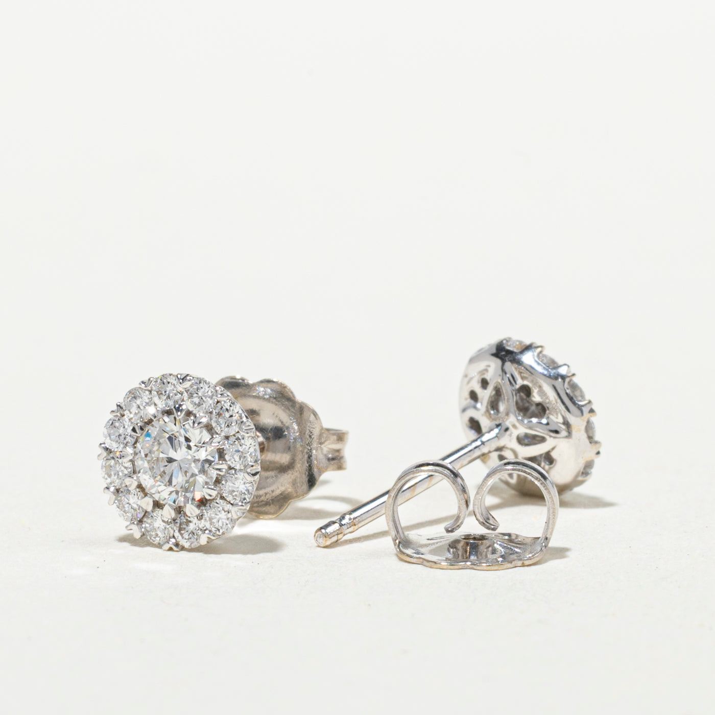 Boucles d'oreilles puces en or blanc 18 carats serties d'un halo de diamants | 0,56 ct au total