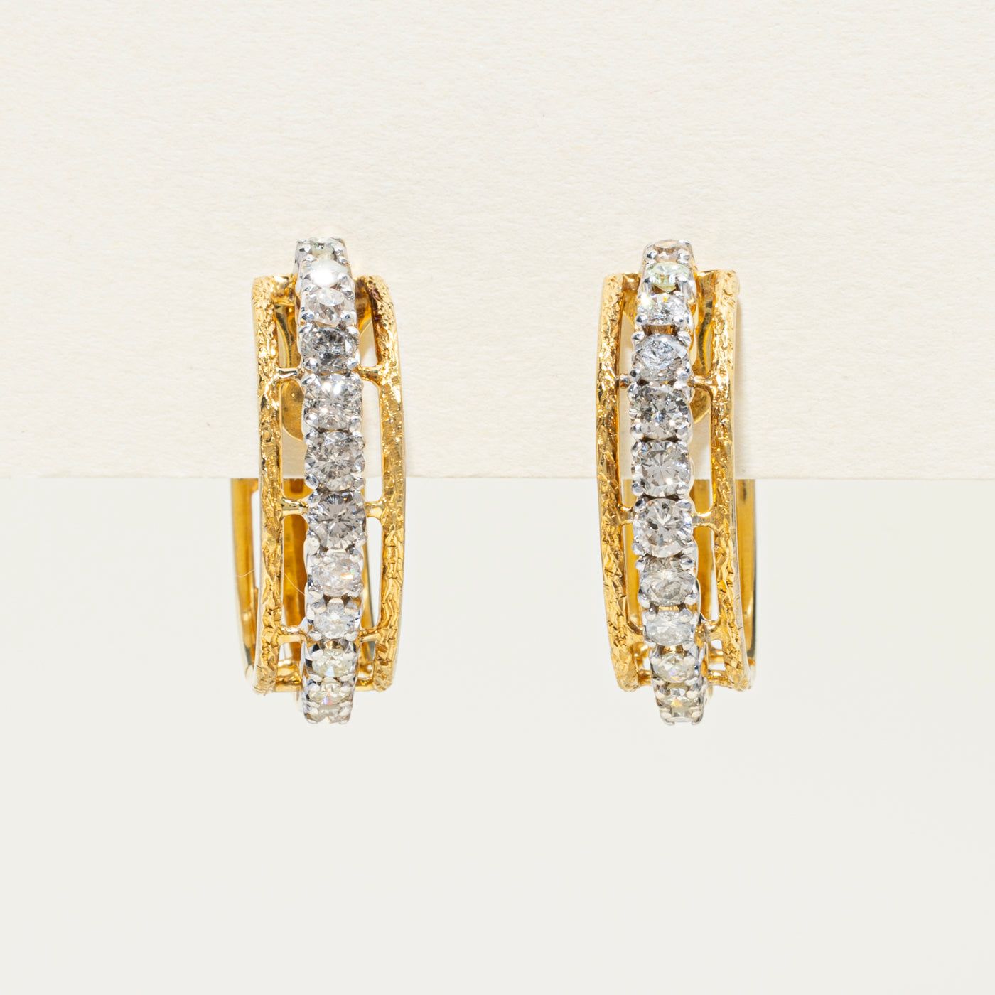 Boucles d'oreilles créoles texturées en or 14 carats serties de diamants | 1,5 ct au total | 25 mm