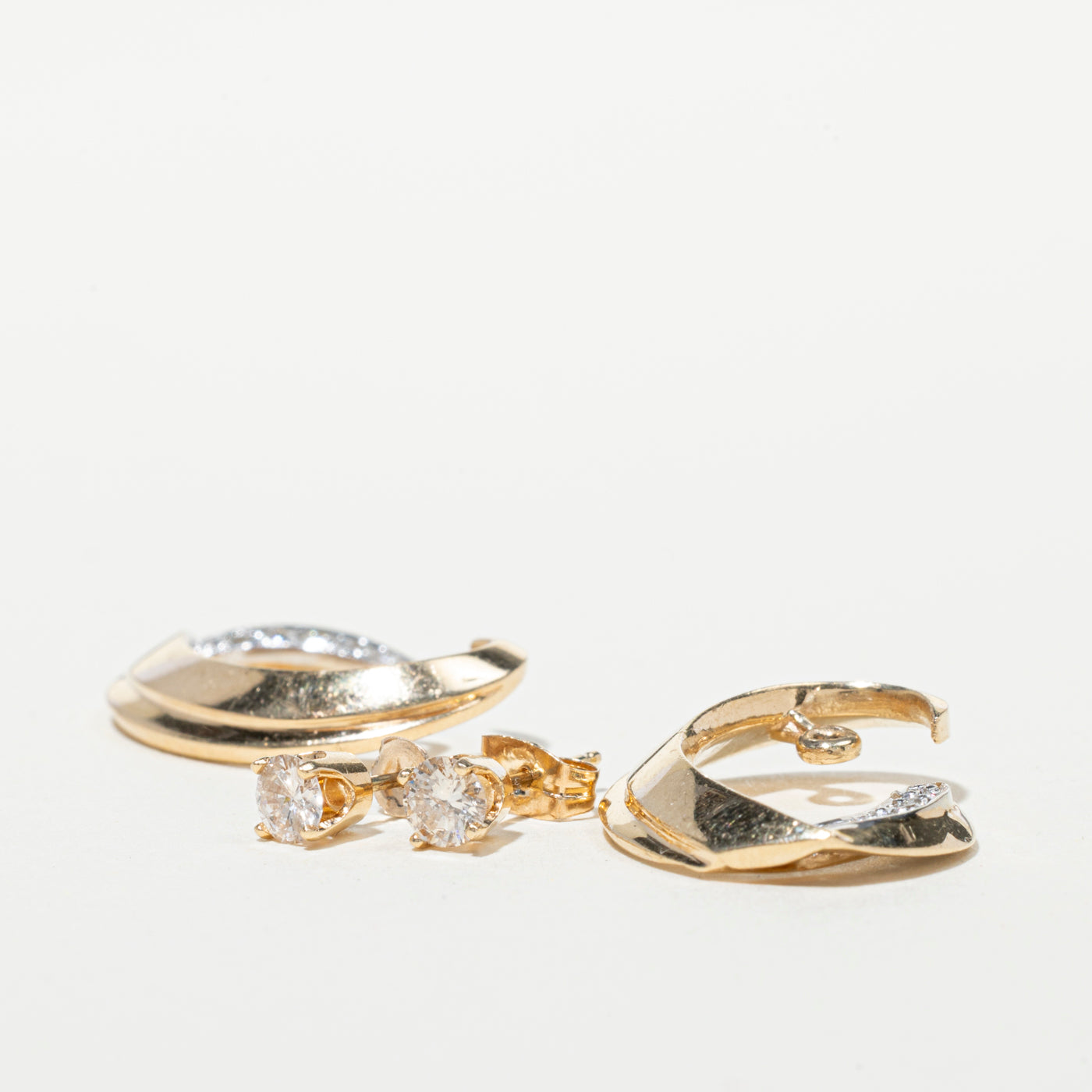 Boucles d'oreilles puces convertibles en forme de veste, serties de diamants tourbillonnants en or 14 carats | 0,55 ct au total