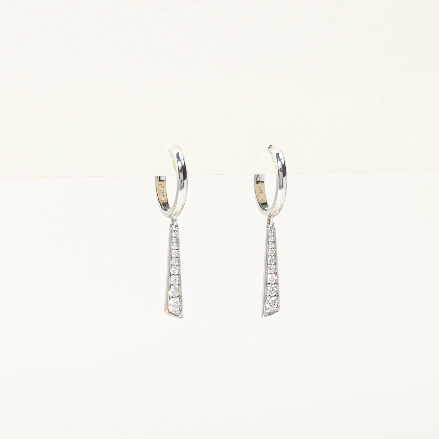 Boucles d'oreilles pendantes géométriques en or blanc et diamants | 0,16 ct