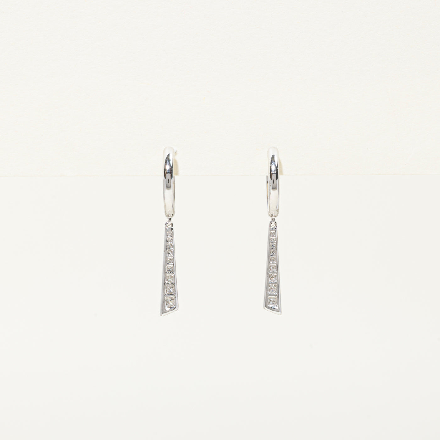 Boucles d'oreilles pendantes géométriques en or blanc et diamants | 0,16 ct