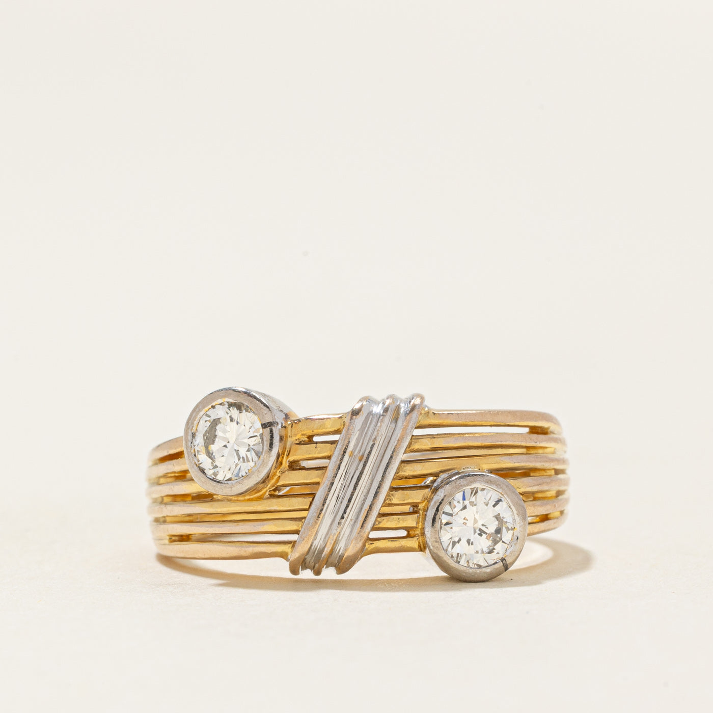 Bague rainurée en or bicolore sertie de diamants | 0,32 ct | Taille 5,25 |