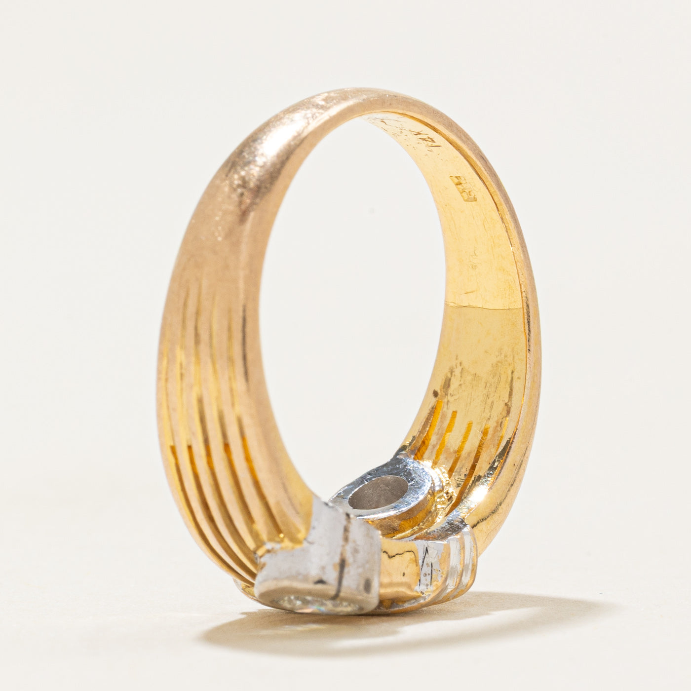 Bague rainurée en or bicolore sertie de diamants | 0,32 ct | Taille 5,25 |