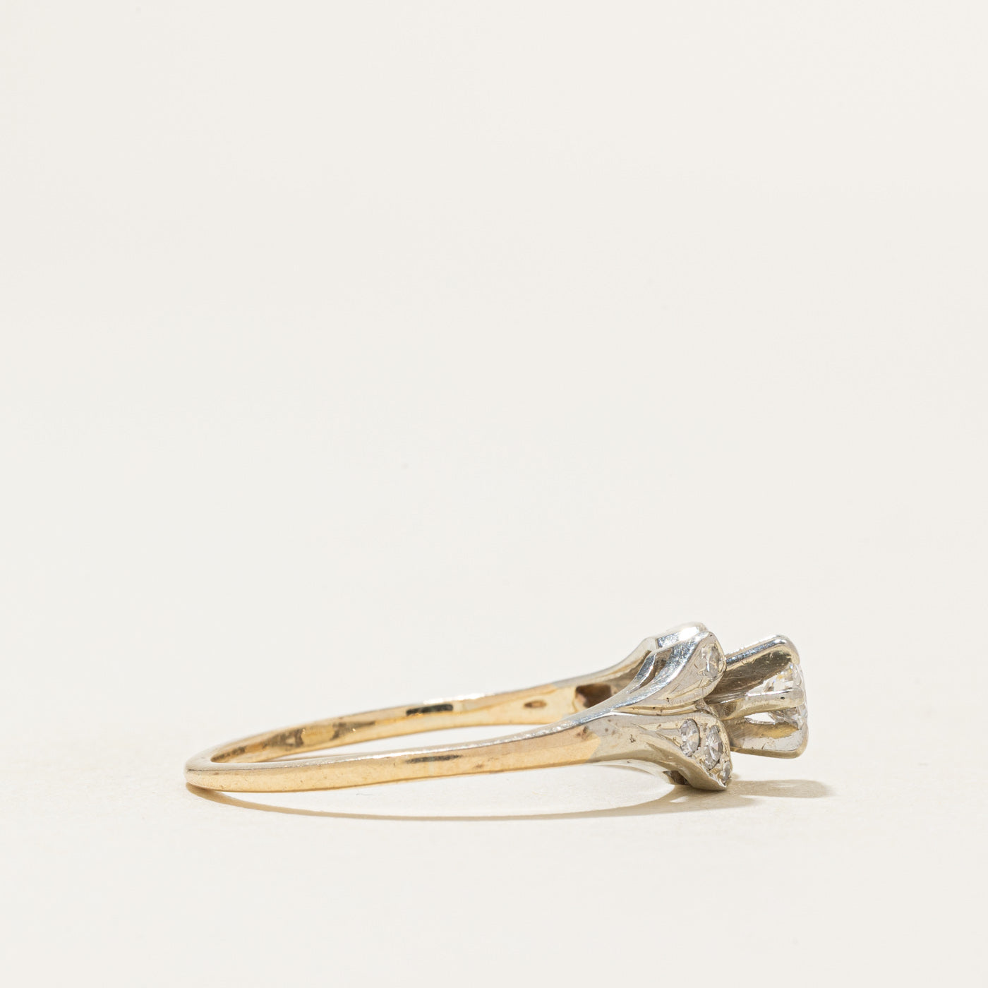 Bague bicolore ornée de diamants | 0,18 ct, 0,12 ct au total | Taille 7,75 |