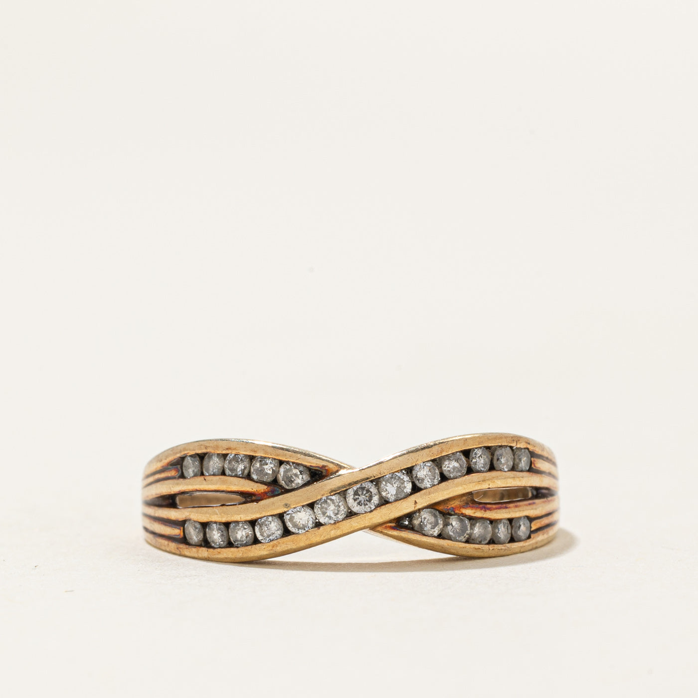 Bague croisée sertie de diamants en canal | 0,23 ct | Taille 6,75 |