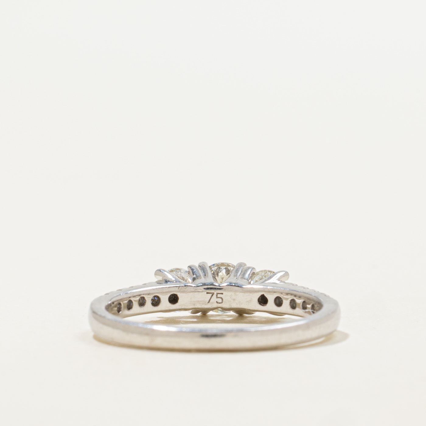 Bague trois pierres en or blanc 14 carats ornée de diamants | 0,75 ct au total | Taille 6,5