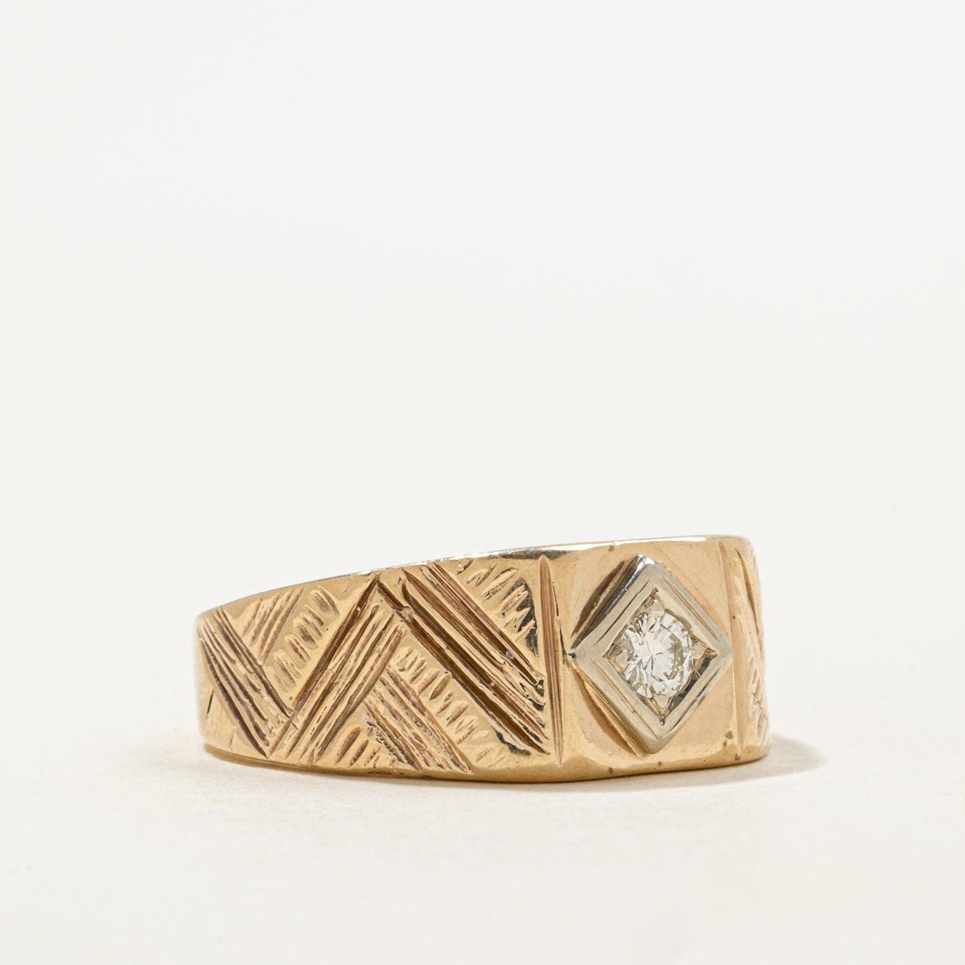 10K Solitaire Diamond Engraved Band | SZ 11.0