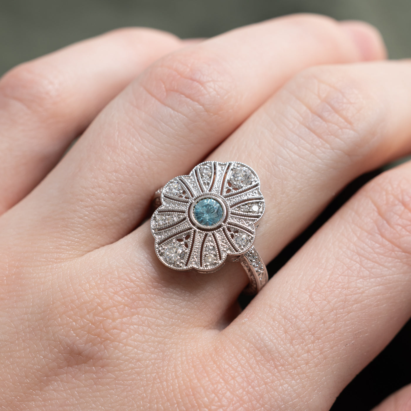 Bague Art Déco en zircon bleu et diamants | 0,38 ct, 0,45 ct au total | Taille 6,25