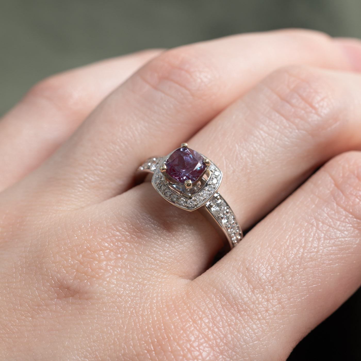Bague halo en or 14 carats avec alexandrite synthétique taille coussin et diamants naturels | 1,25 ct, 0,50 ct au total | Taille 7