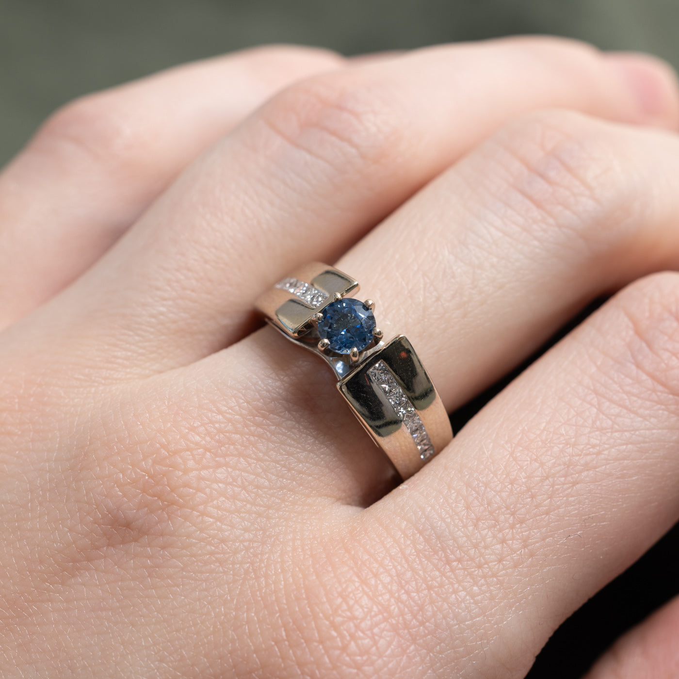 Bague ornée d'un saphir rond et de diamants | 0,61 ct, 0,50 ct au total | Taille 7,25