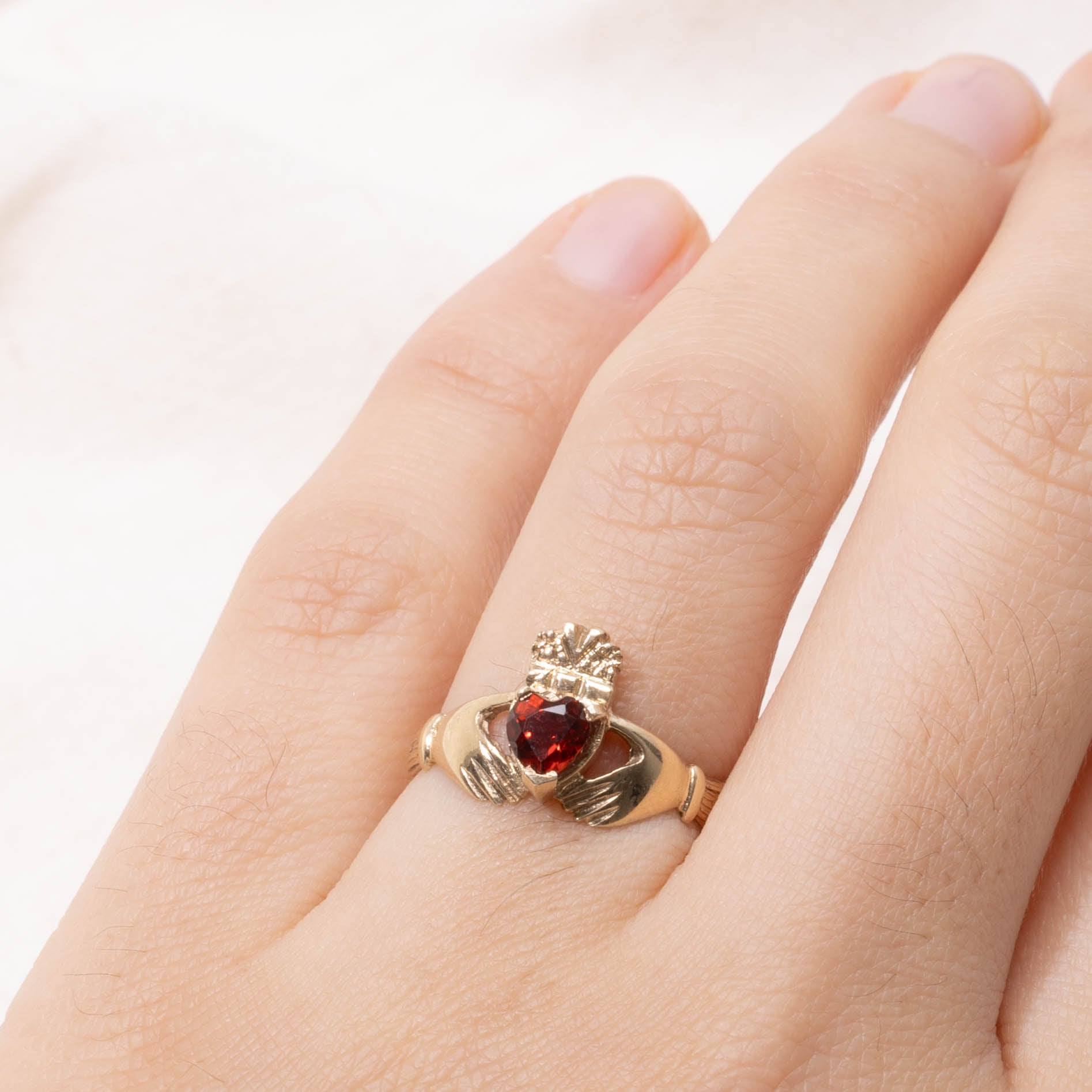 1989 Dublin 9k Garnet Claddagh Ring | SZ 6.25