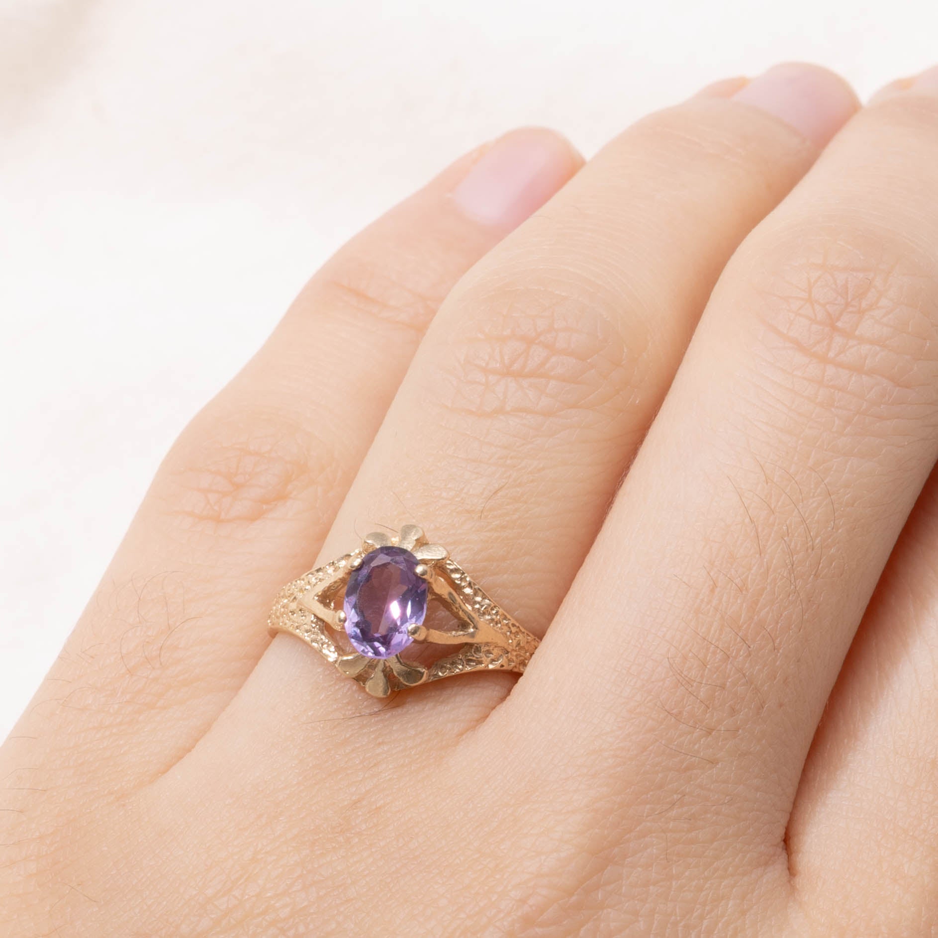 10k Synthetic Sapphire Tapered Textured Ring | SZ 7.25