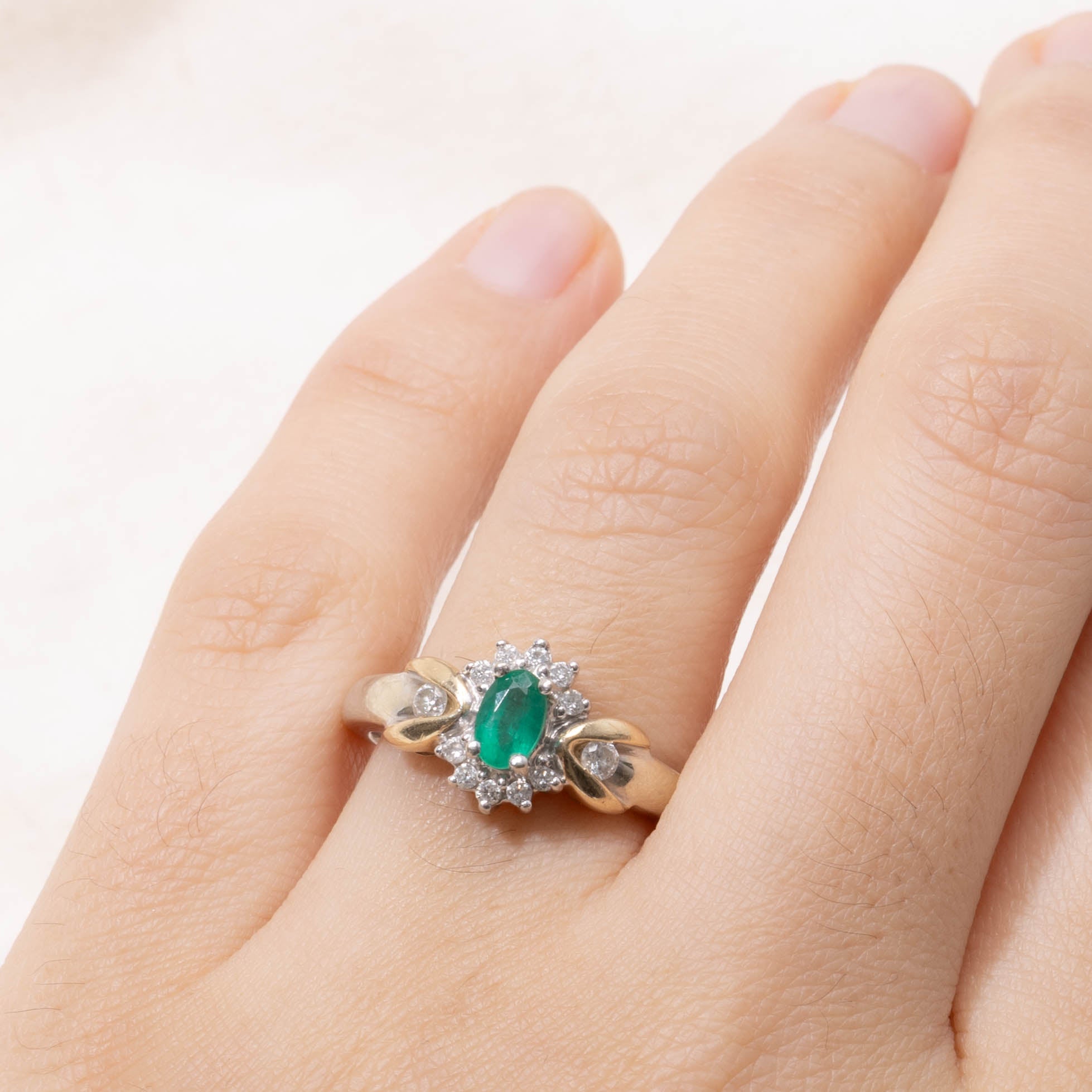 14k Oval Cut Emerald & Diamond Petal Halo Ring | SZ 8