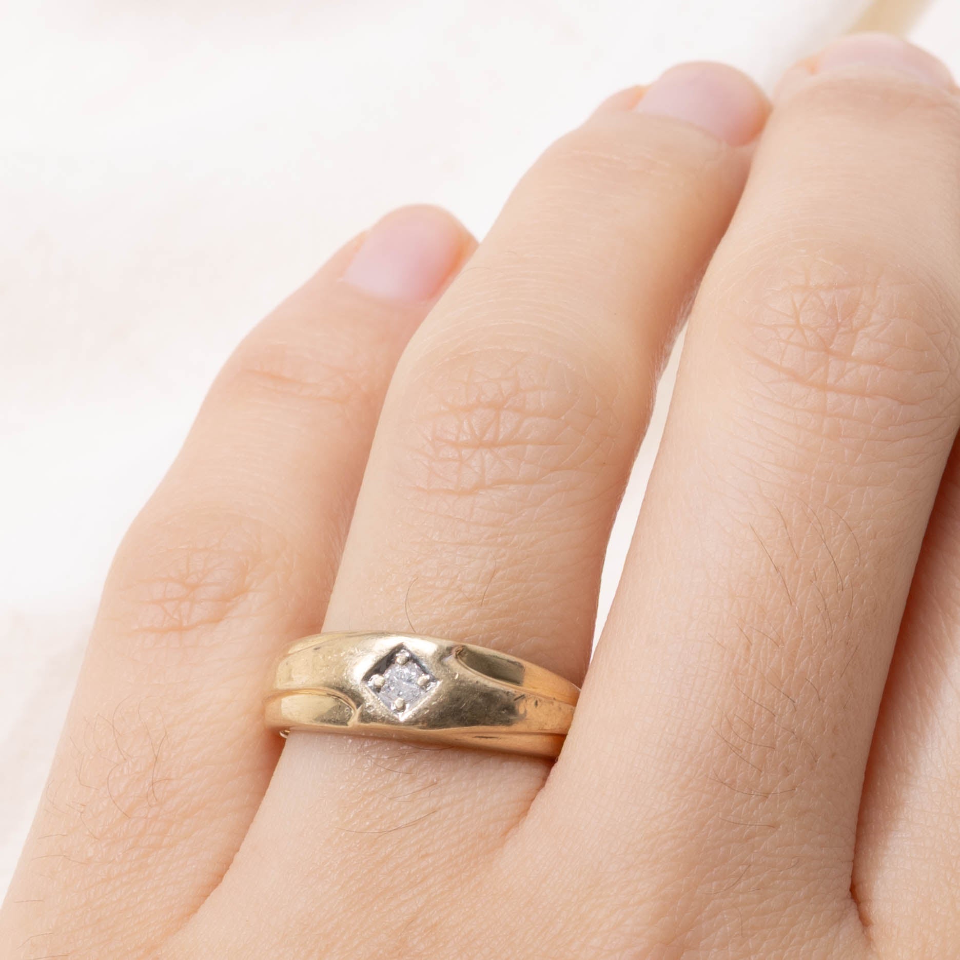 10k Illusion Set Diamond Textured Band | SZ 6.75