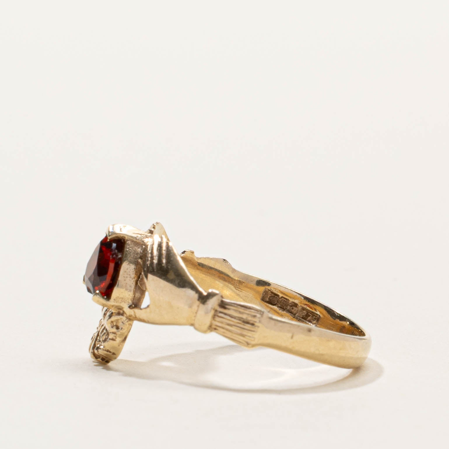 1989 Dublin 9k Garnet Claddagh Ring | SZ 6.25