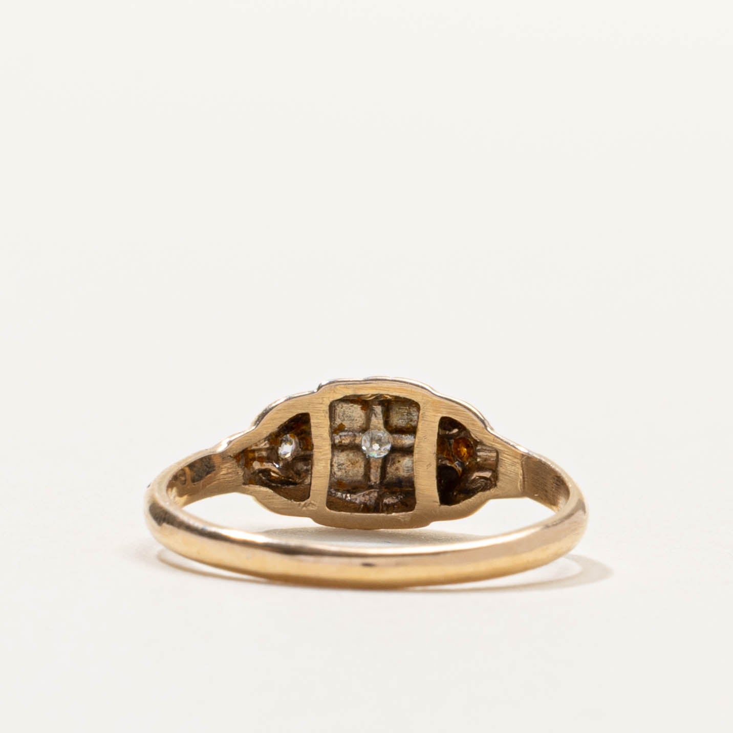 18k Illusion Set Diamond Accented Ring | SZ 6