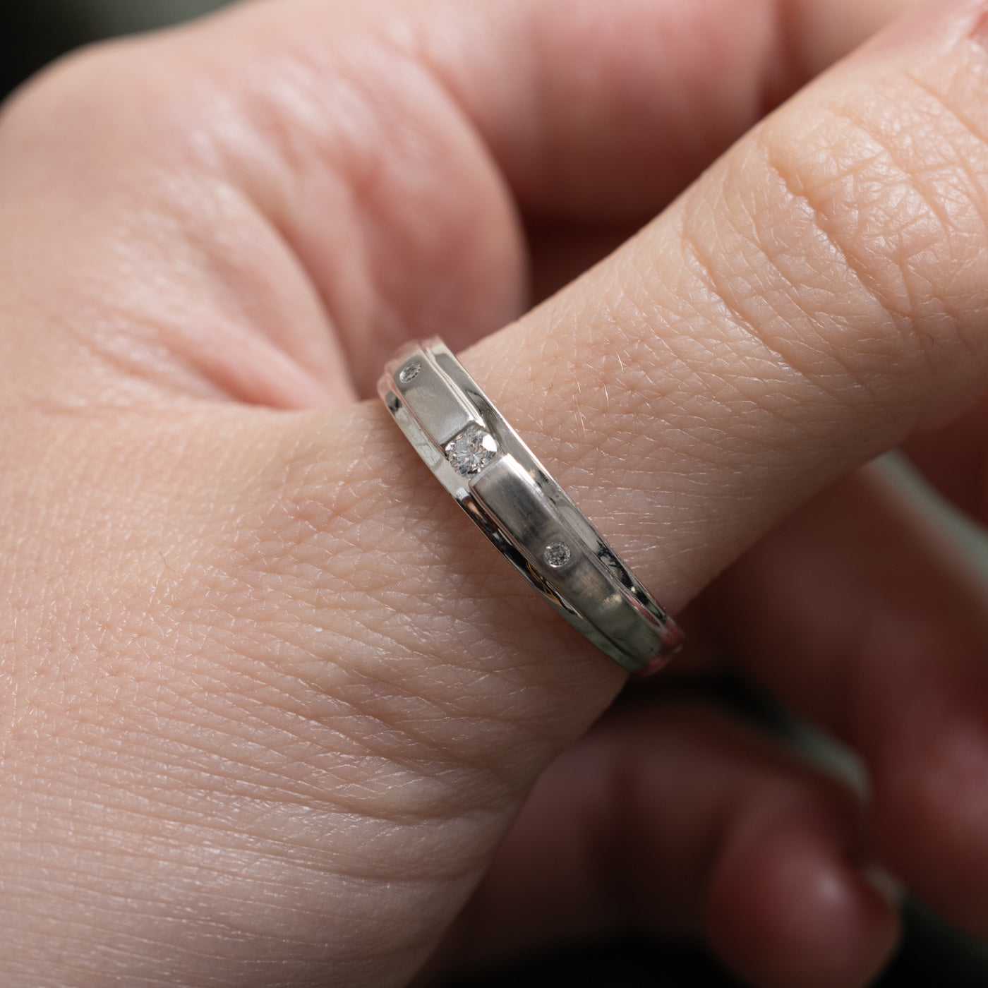 10k Tension Set Diamond Grooved Band | 0.10ctw | 5.10mm | SZ 9.75
