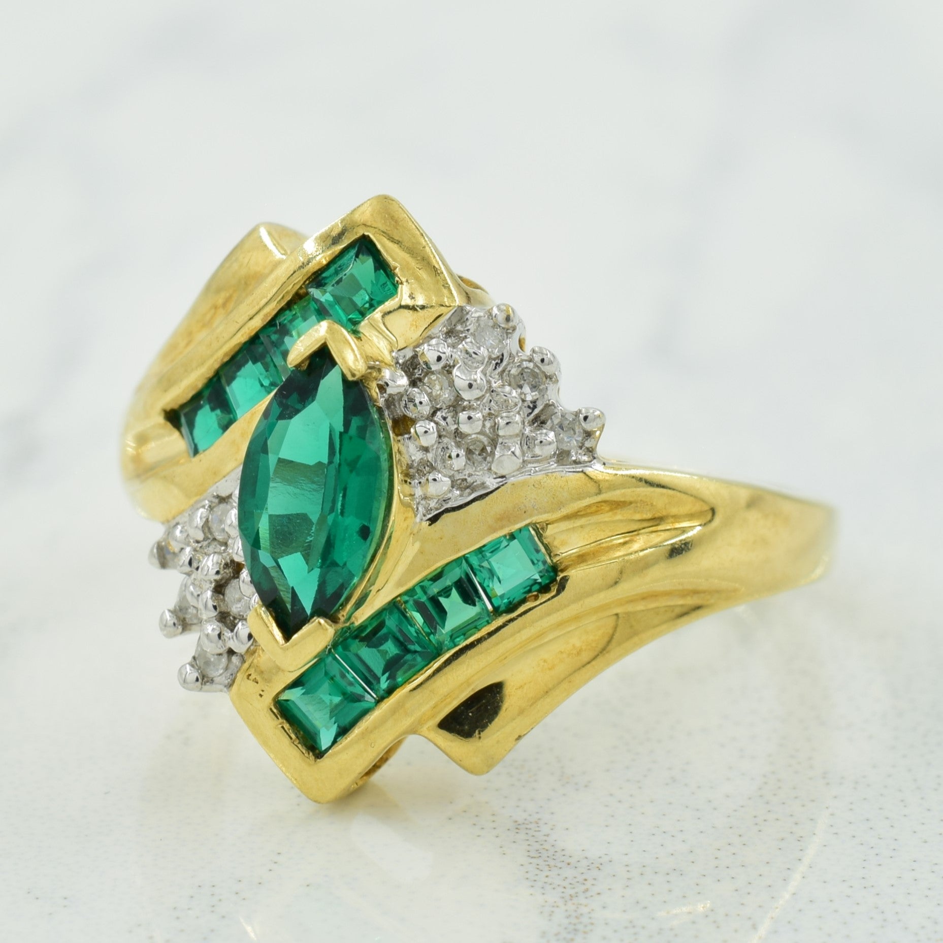 Bague contournée en émeraude synthétique et diamant | 0,60 ct, 0,04 ct | Taille 6,75 | 