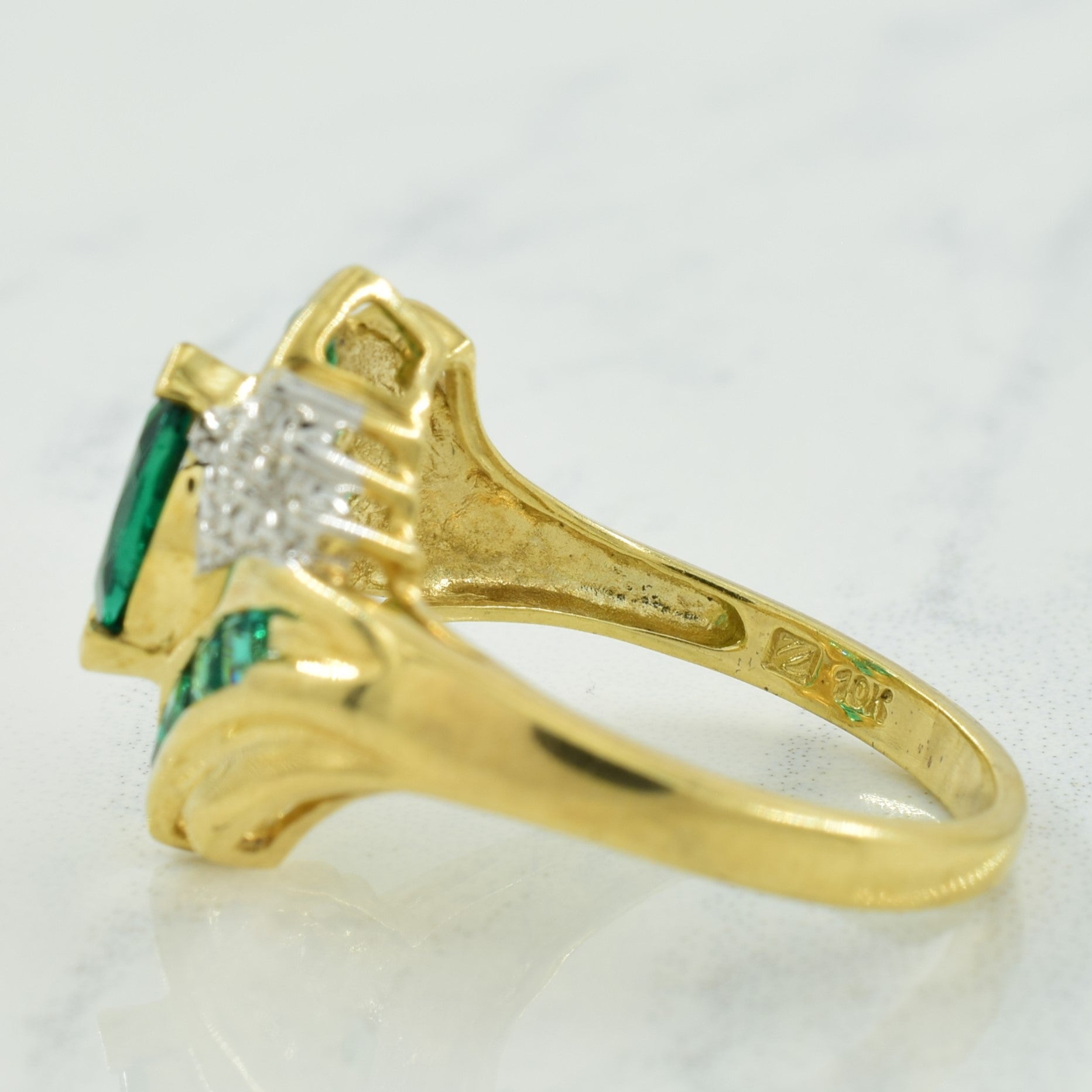Bague contournée en émeraude synthétique et diamant | 0,60 ct, 0,04 ct | Taille 6,75 | 
