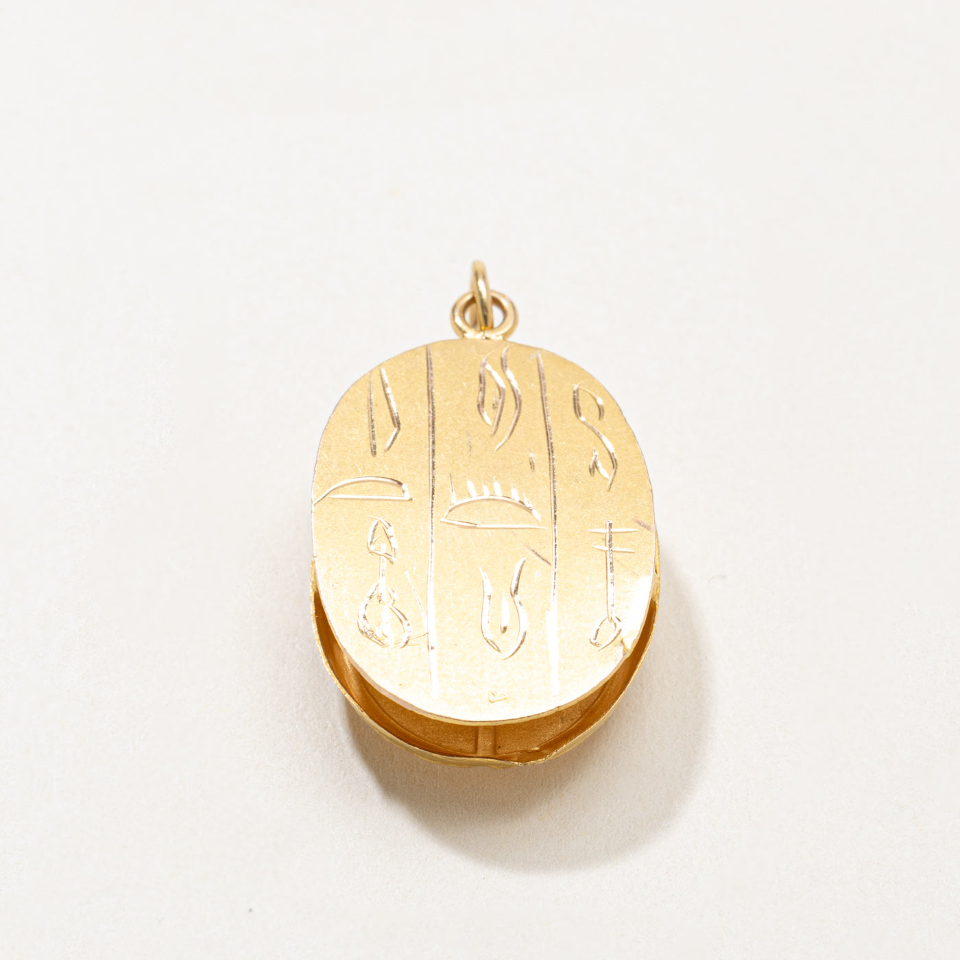 20k Scarab Engraved Pendant