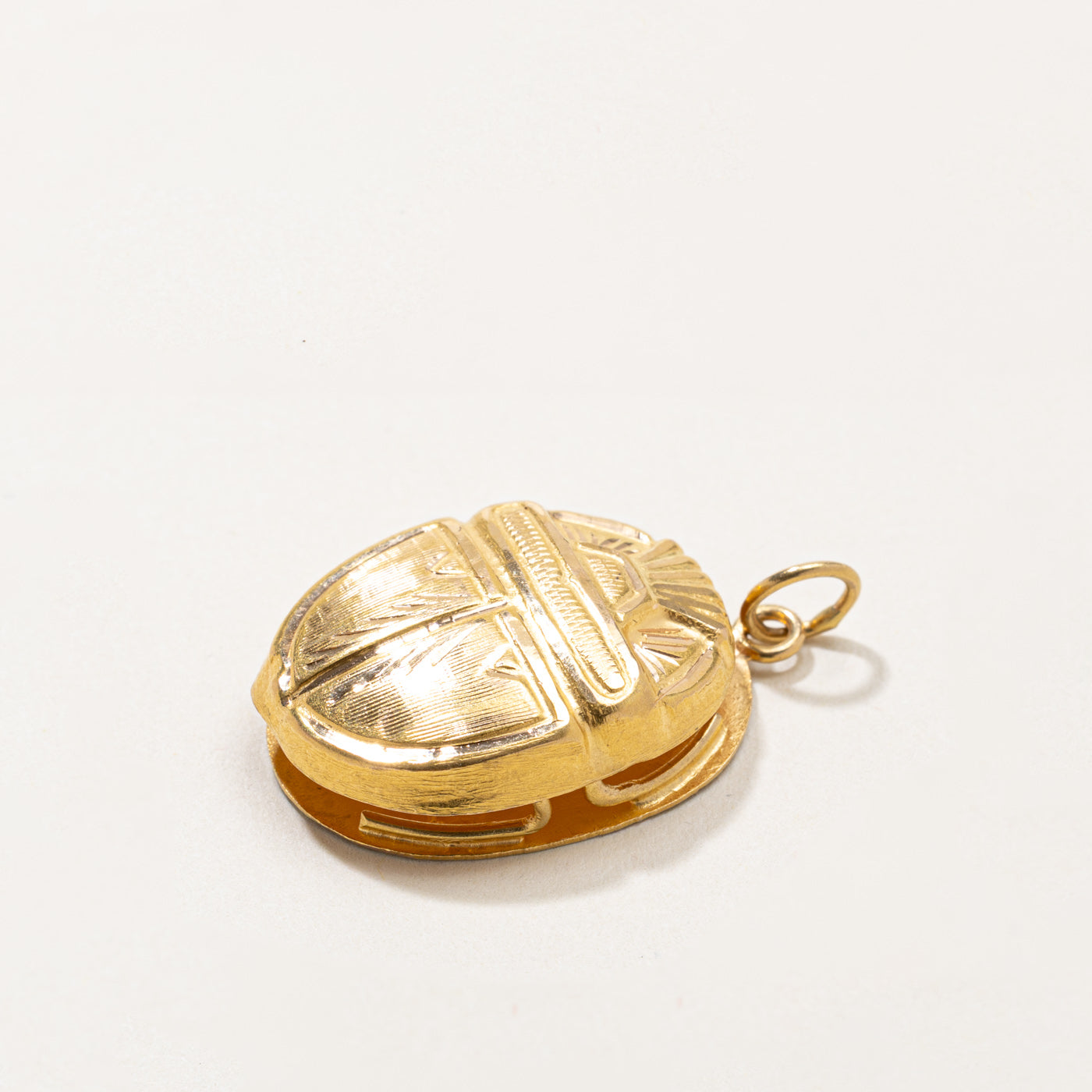 20k Scarab Engraved Pendant