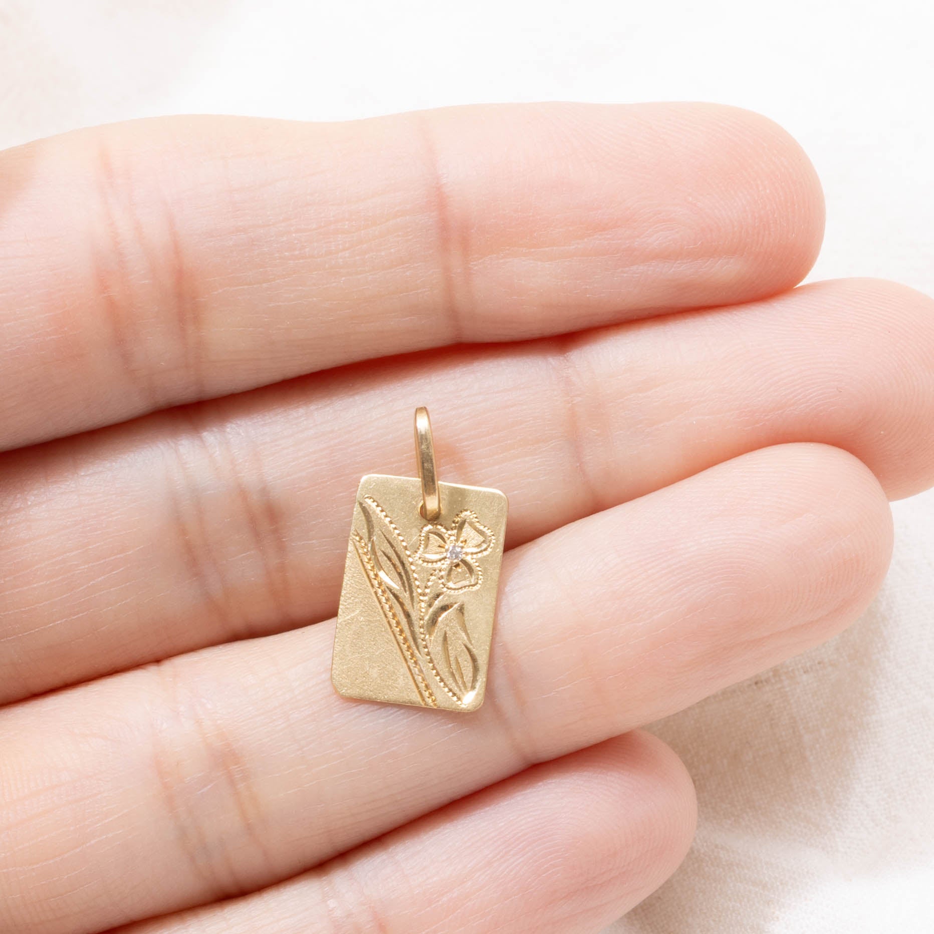 18k Diamond Floral Engraved Pendant