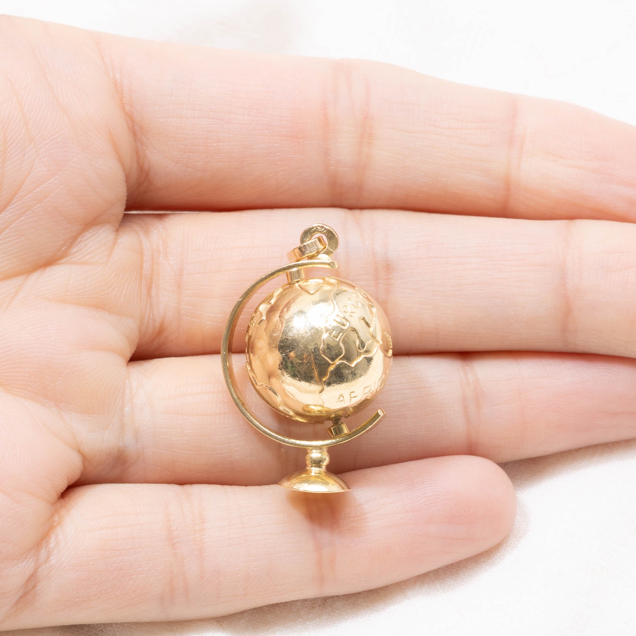 18k Globe Charm