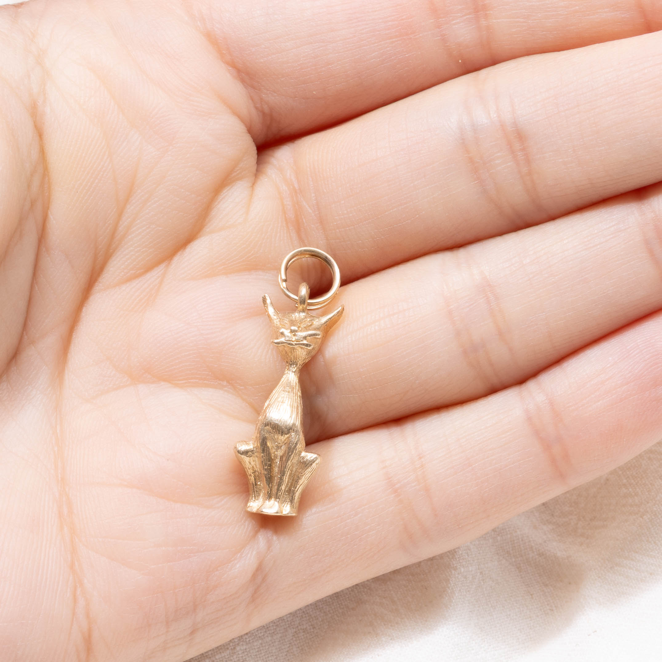 10k Sitting Cat Charm