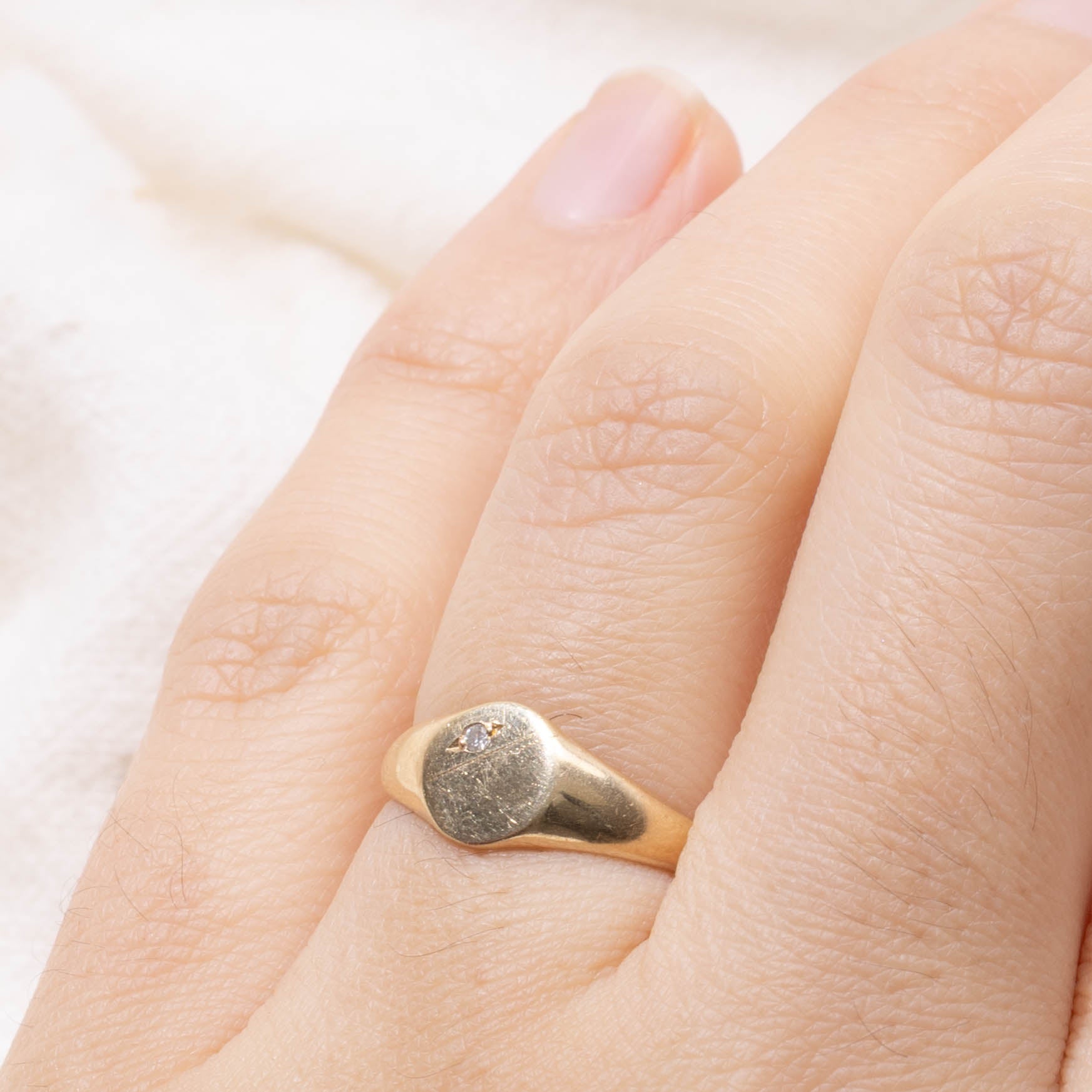 10k Diamond Circle Signet Ring | SZ 5.75