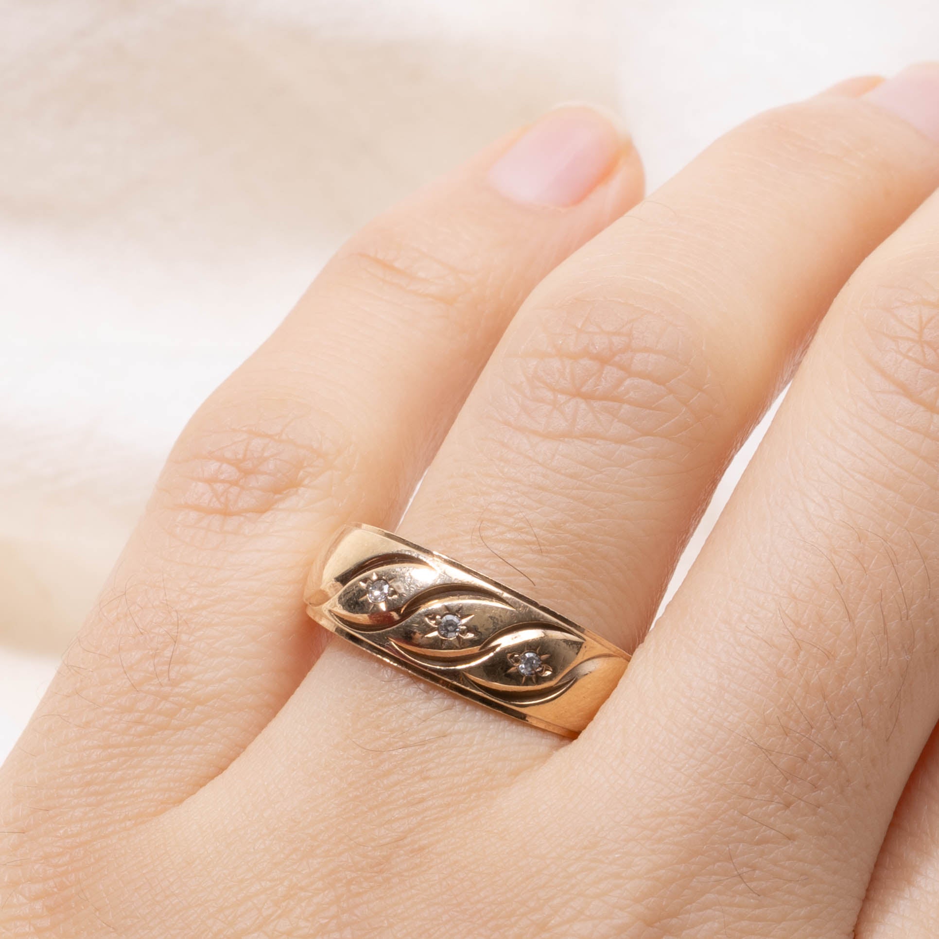 10k Three Stone Star Set Diamond Grooved Band | SZ 9