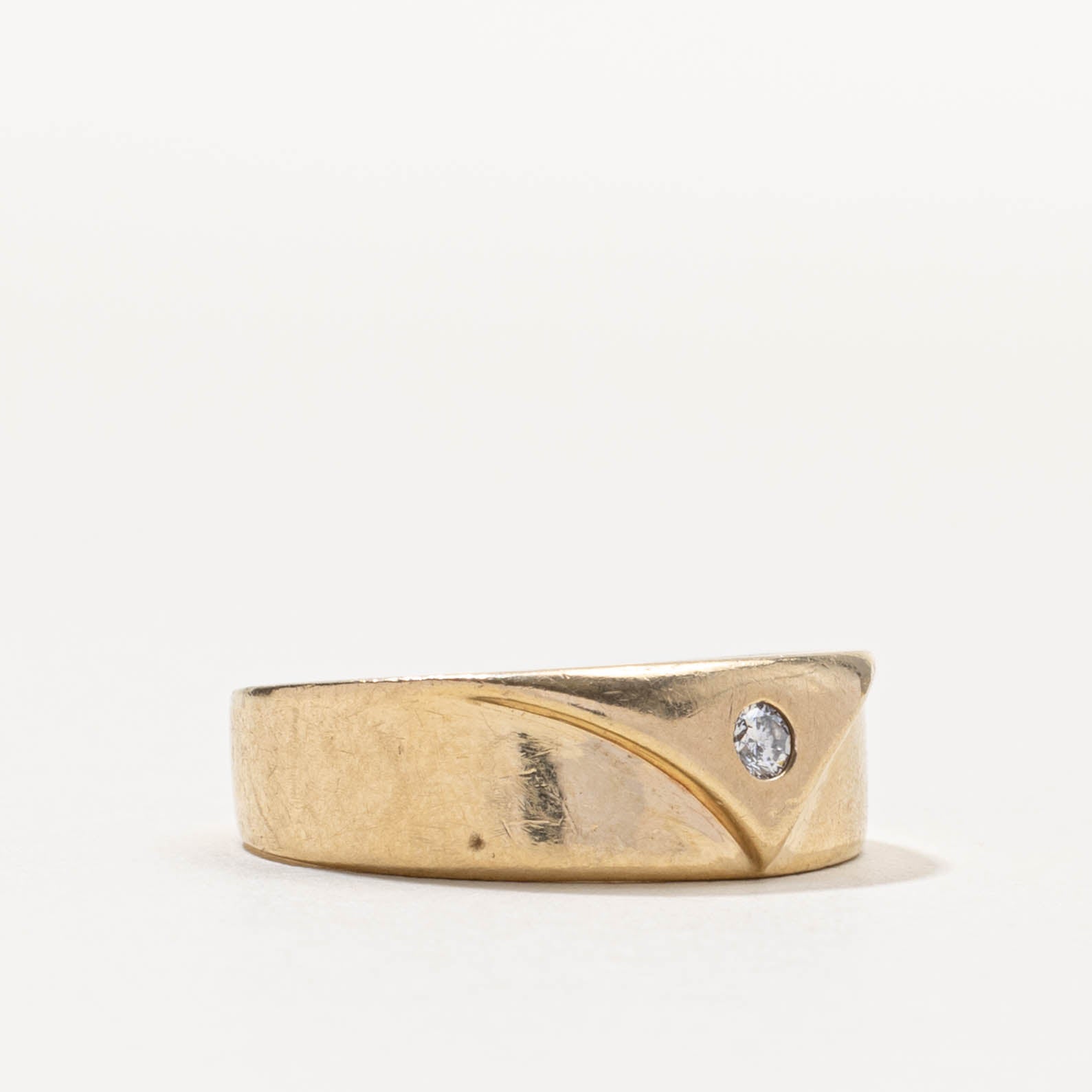 10k Flush Set Diamond Grooved Band | SZ 7.5
