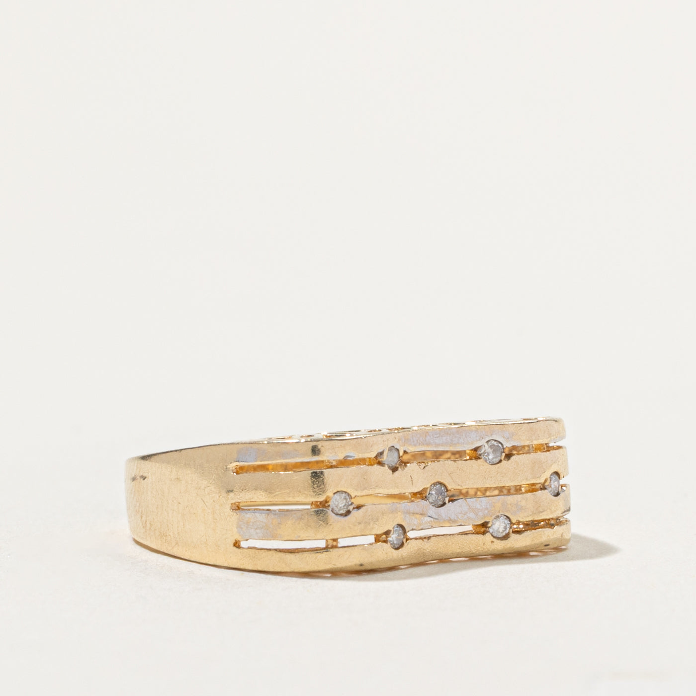 10k Scattered Diamond Grooved Band | SZ 7.25