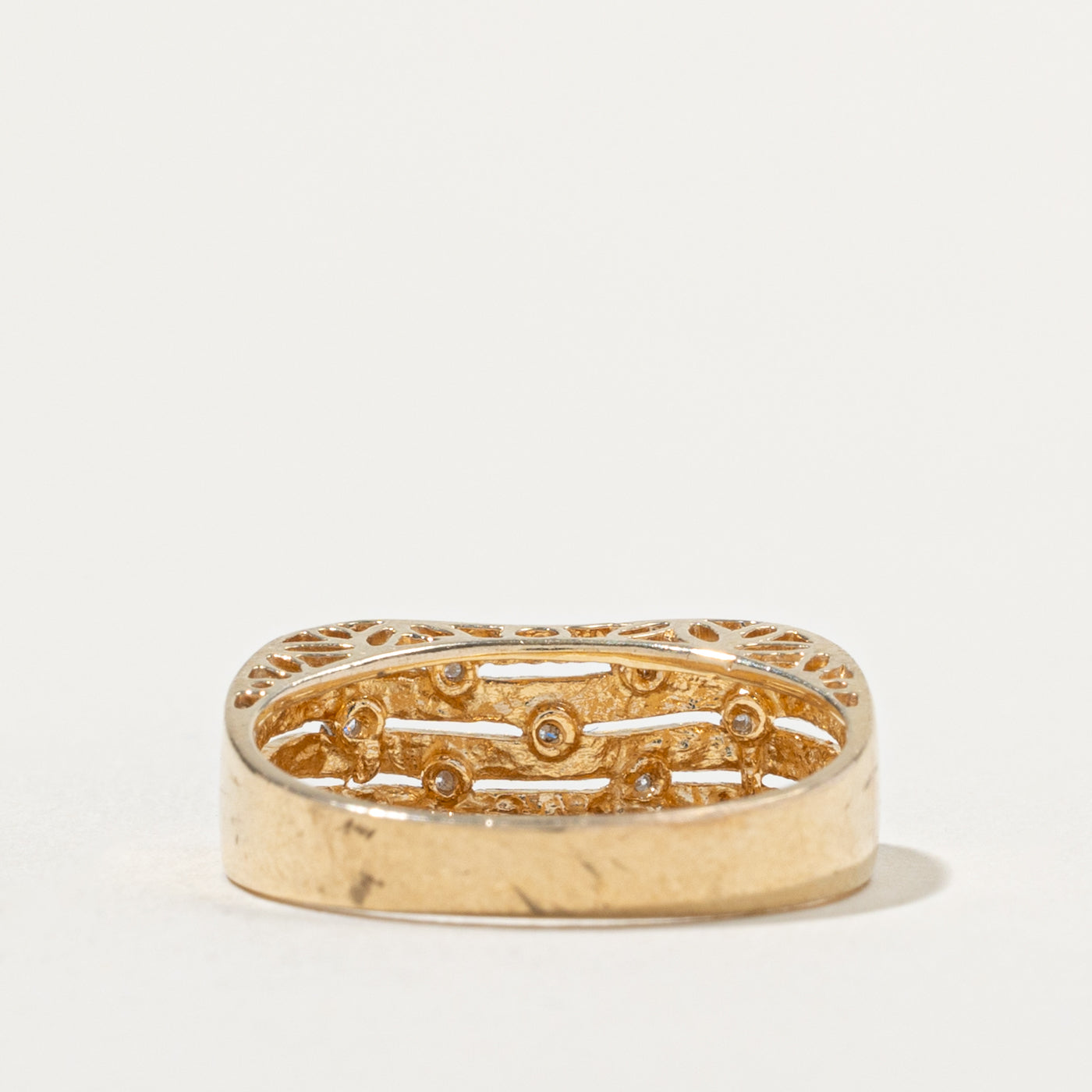 10k Scattered Diamond Grooved Band | SZ 7.25