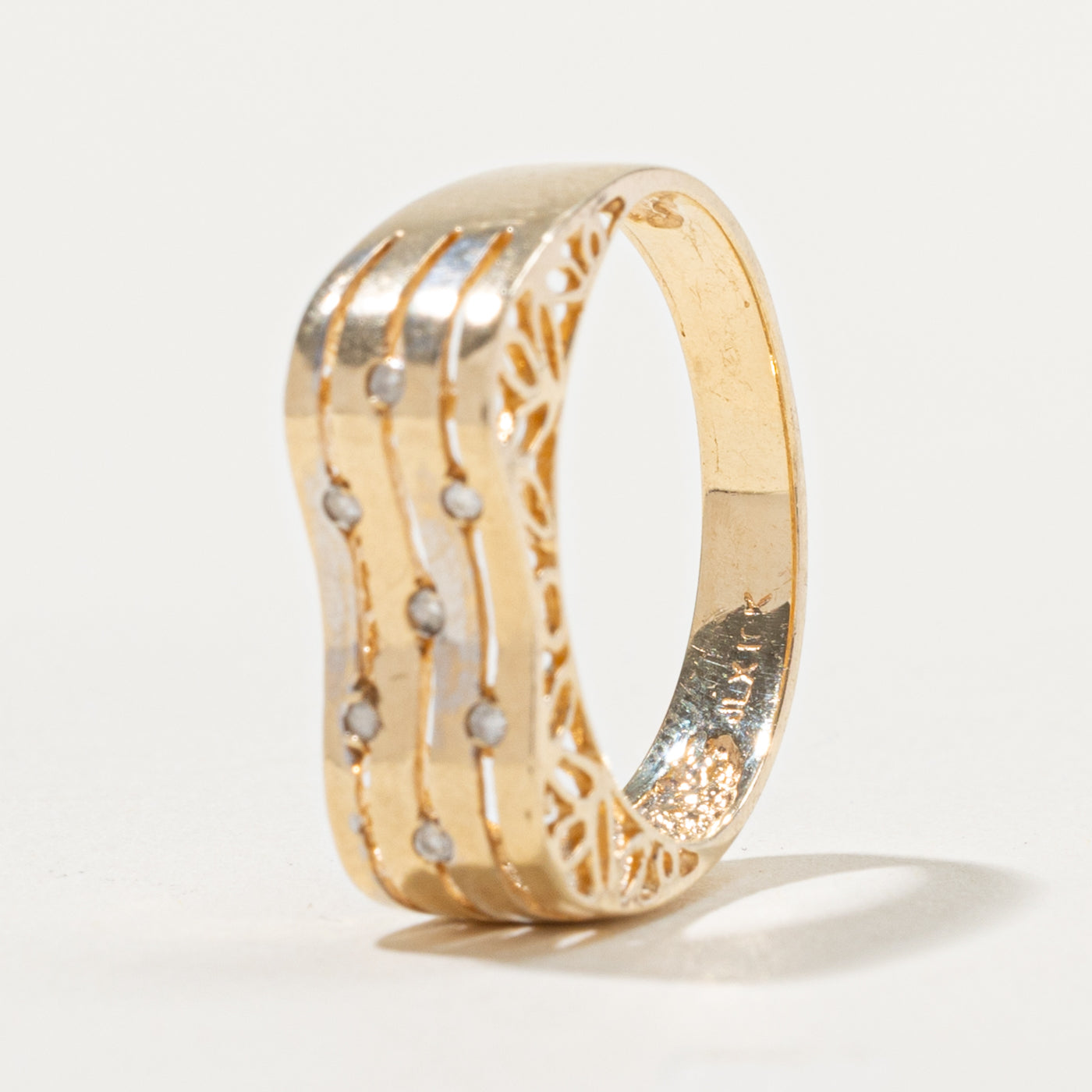 10k Scattered Diamond Grooved Band | SZ 7.25