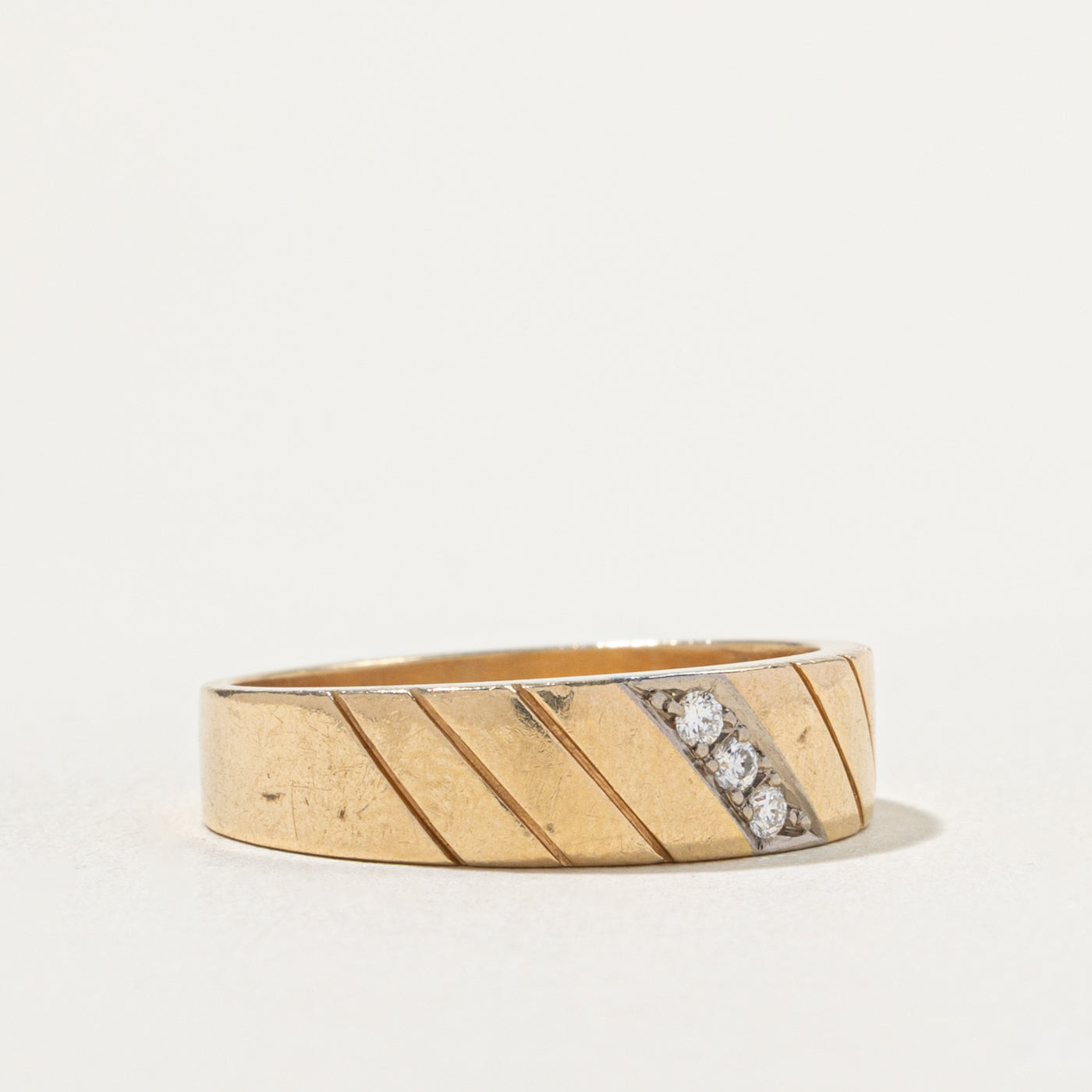 14k Diagonal Diamond Grooved Band | SZ 10.25