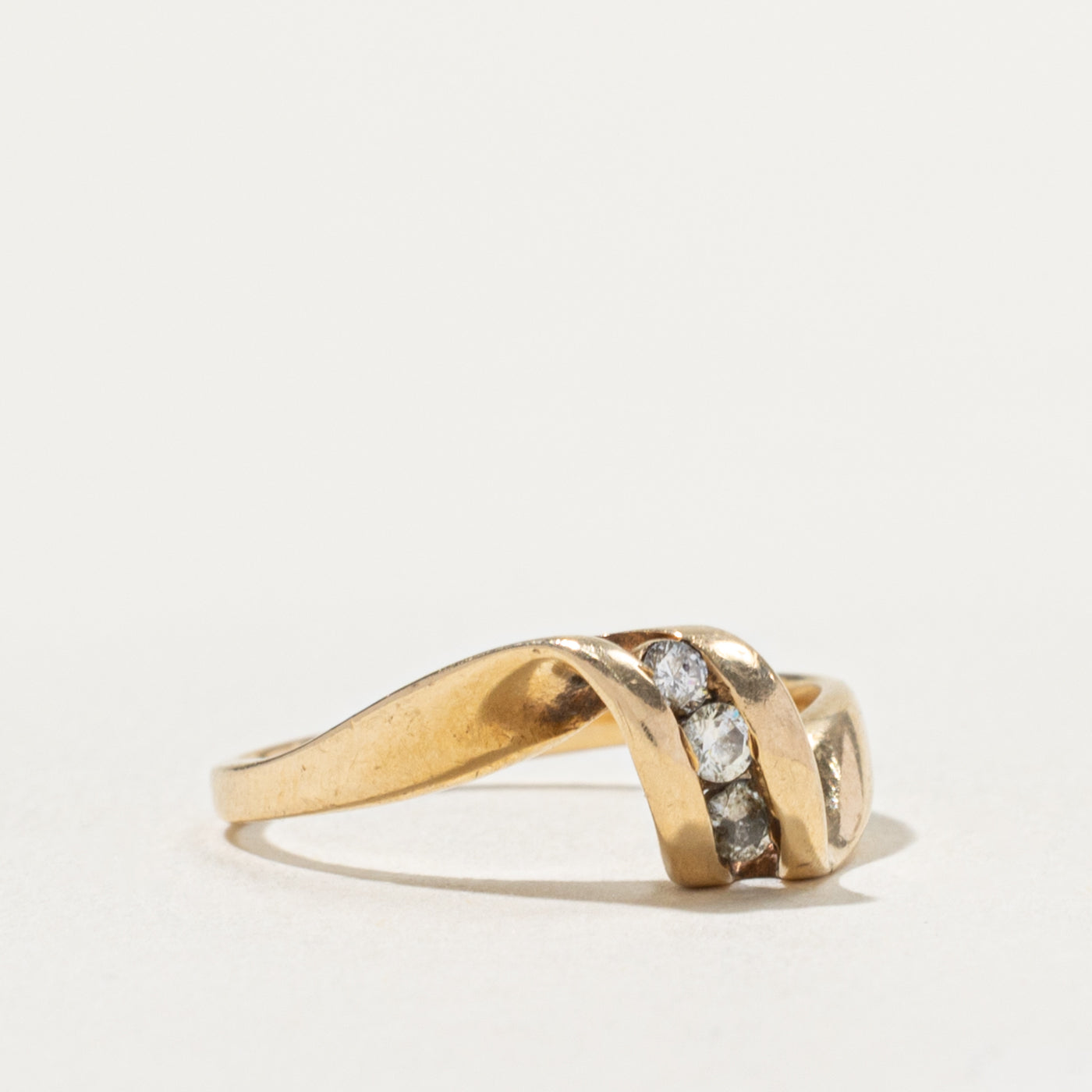 14k Three Stone Diamond Wave Twisted Ring | SZ 6